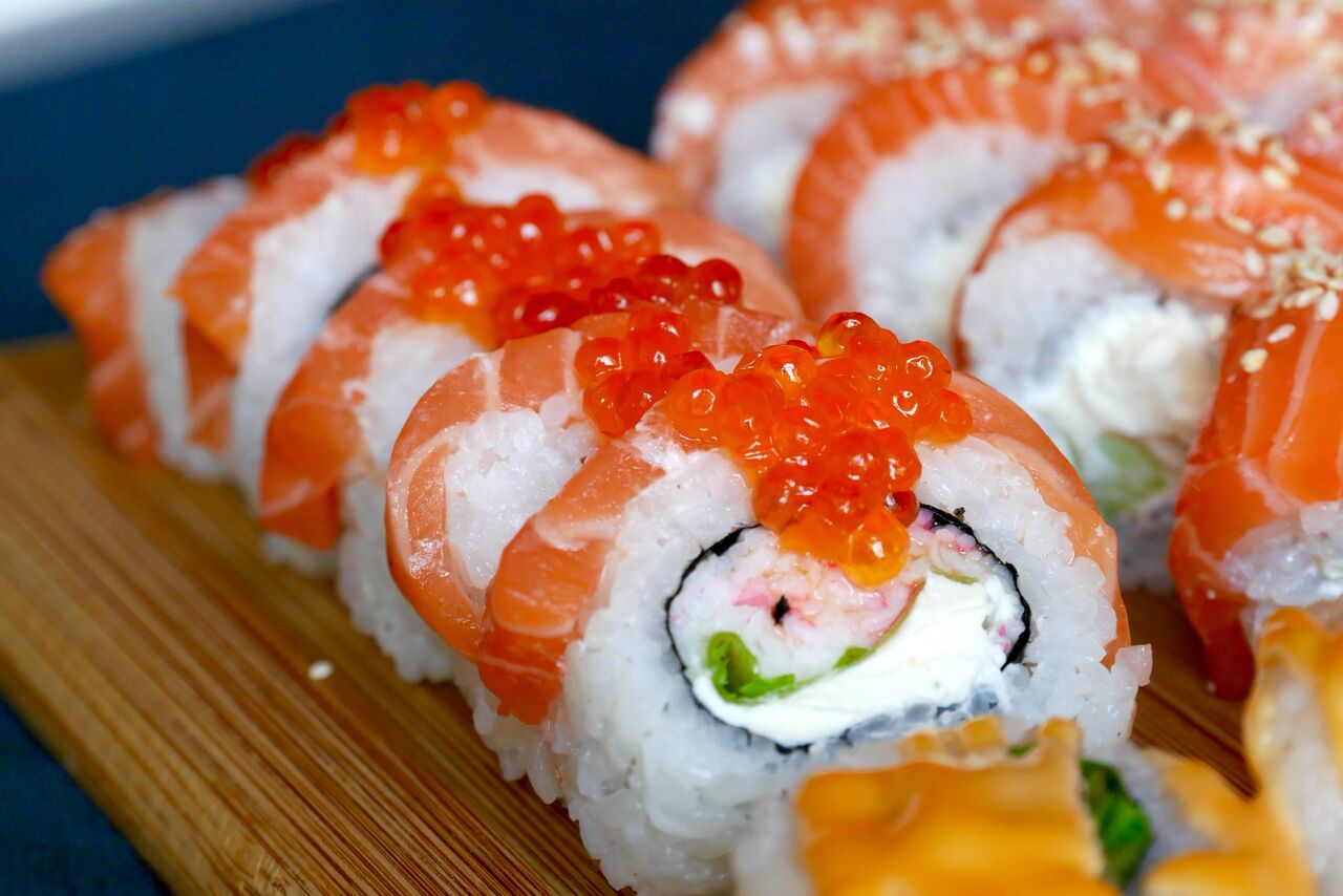 NAGANO 9€ (10 tk) Lõhe, makra, lehtsalat, toorjuust, kalamari. Lõhe oli uskumatult sametine, seega plusspunktid kalakesele. Üldiselt oli tegemist üsna tavalise sushiga, mille maitse oli hea, ent mitte midagi liiga erilist. Kui sul kirjeldust lugedes hakkas suu vett jooskma, siis go for it. Sa ei pea pettuma.