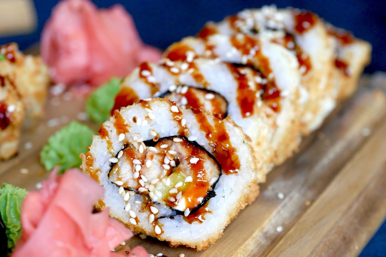 HIROSHIMA TEMPURA 9,4€ (10 tk) Grillitud angerjas, kurk, seesamiseemned, toorjuust, teriyaki kaste. Tempura, mille praetud osa jäi natuke kuivaks ja varjutas sellega oivalist sisu. Lahendusena võib lisada olukorda leevendavaid elemente nagu teryaki kaste, soja ja ingver. Plussiks võib tuua tempura suuruse, mis on täitsa mehemõõdus ja milles saaks kõhu täis ka ilmselt kõige näljasem näljane.