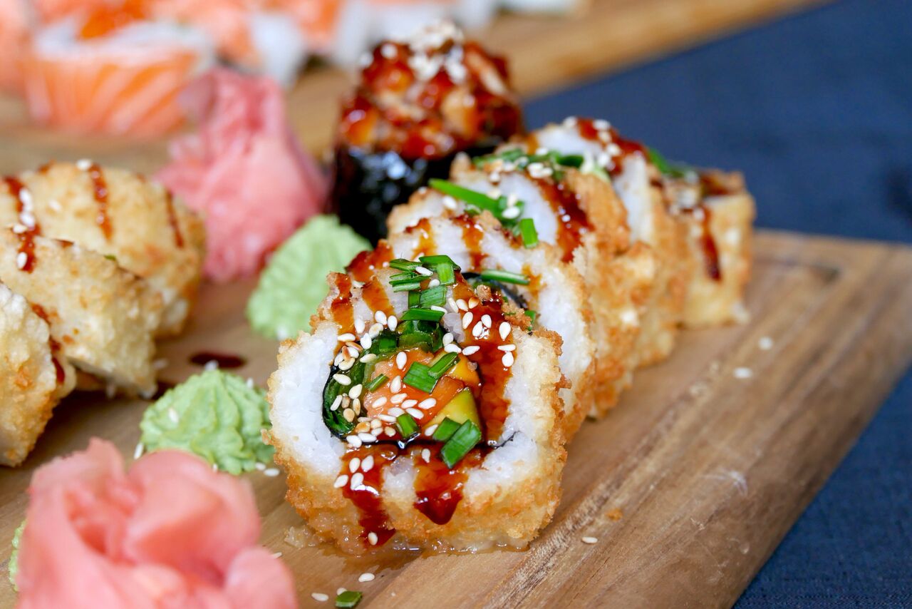 KAGOSHIMA TEMPURA 7,5€ (10 tk) Lõhe, avokaado, roheline sibul, lehtsalat, teriyaki kaste. Sushi ilma toorjuustuta! Mõnele meie seast oli see suureks plussiks, teised aga igatsesid taga. Siinkohal ei jõua me vast kunagi üksmeeleni. Lõhe ja roheline sibul on täiesti imeline kooslus ja teriyaki paneb sellele kooslusele veel krooni pähe. Võiks isegi öelda, et avokaado käitub siin sushis toorjuustu asendajana, sest lisab pehmust ja mahlasust.