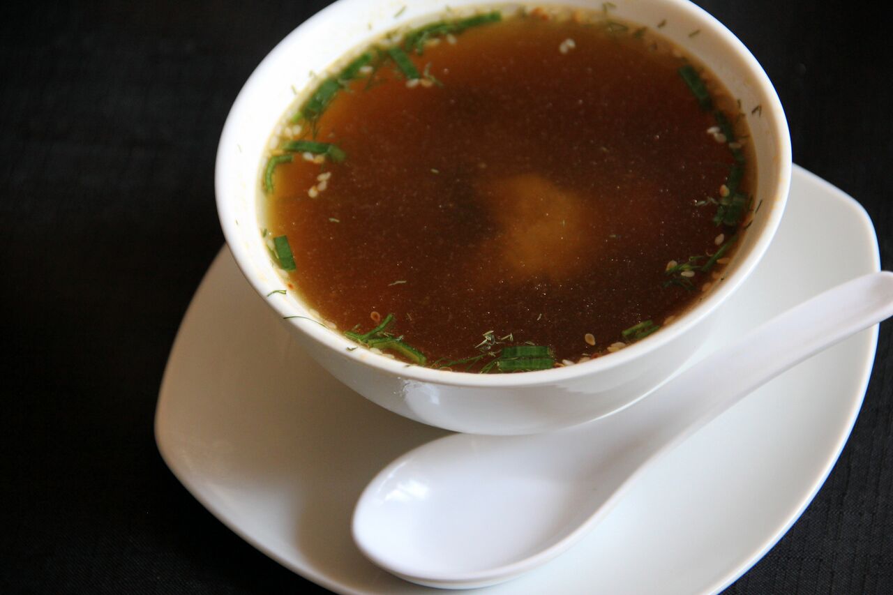 LÕHE SUPP 2,3€ Lõhe supp on põhimõtteliselt miso supp, kuid koos grammi võrra rohkemate komponentidega. ¼ leidis, et supp on mahe ning rohke sisuga, mille hulgas oli ka näpuotsatäis tilli andmaks omamoodi mekki. Kahjuks peab aga tõdema, et ülejäänud kolm ei saanud üldse aru, mida see supp endast kujutama peaks ja lükkasid kausi peale esimest ampsu eemale. Kolme arvates maitses see natuke nagu vesi, mille sees oleks eriti kaua, 1 väike kalajupp ligunenud. Kokkuvõttes valmistas see roog meile natuke pettumuse.