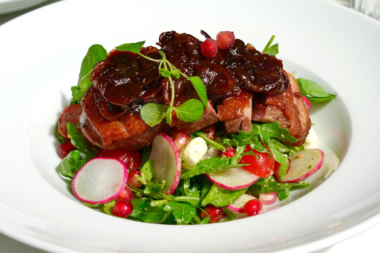 ROHELINE SALAT PARDIFILEE, FETAJUUST, GRANAATÕUNA, PIPARMÜNDI JA KARAMELLISEERITUD SIBULAGA 9€ Salat oli mõnusalt täitev ning ei pardifilee ega fetajuustuga polnud koonerdatud! Soolasele fetajuustule lisab magususust granaatõun, mis on üks meisterlik kooslus. Soovitame seda ise koduski proovida. Ka piparmünt oli väga meeldiv ning karamelliseeritud sibul on ju lihale parim kaaslane. Meie lemmik! Ületas isegi sajaga pardifilee pearoa! Soovitame!