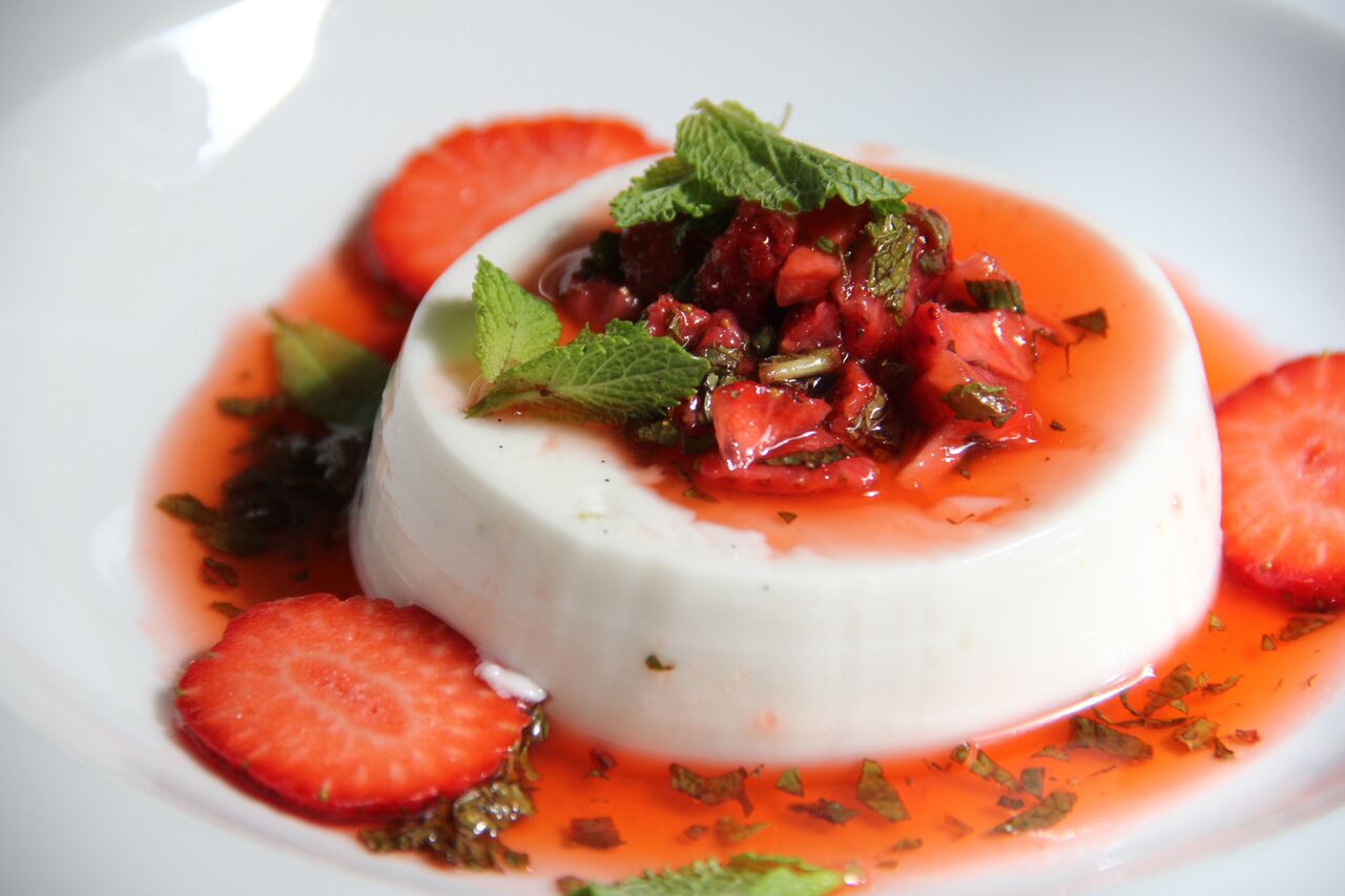 KOOKOSE PANNA COTTA MAASIKA-MÜNDISALSAGA 5€ Üks mõnusamaid ja kergemaid magustoite. Hea valik, kui eelistad rammusa koogi asemel midagi magusat, kuid samas mitte nii seedetrakti koormavat. Maasika-mündisalsa oli tõesti jumalik ja andis kogu kompotile sellise maasika-mojitoliku vibe’i.