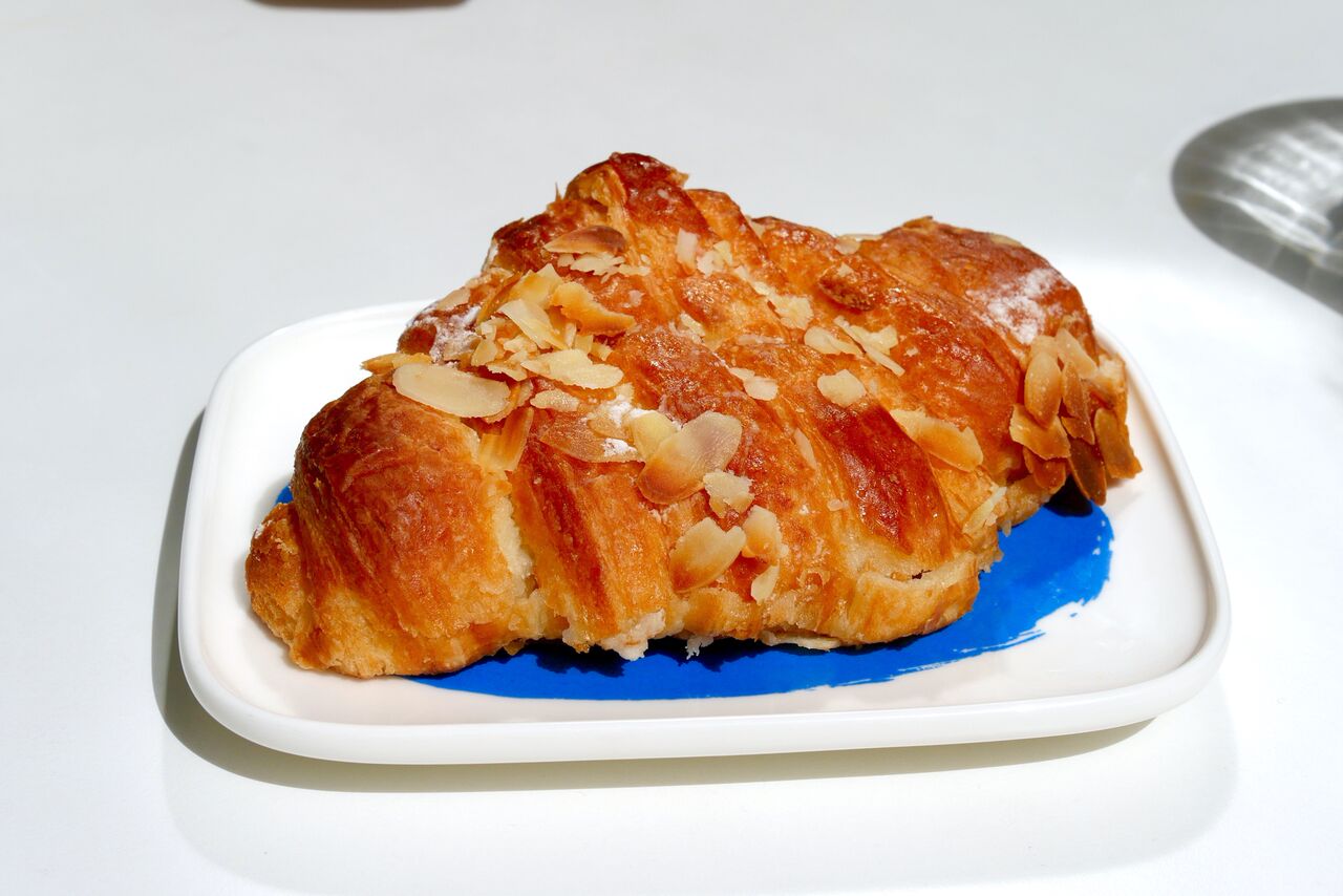 MANDLICROISSANT 2€ Hind on sutsu krõbe, aga croissant ise on ka krõbe ehk kõik klapib! Saiake on seestpoolt mahedalt martsipanine - kohvi kõrvale ideaalne amps.