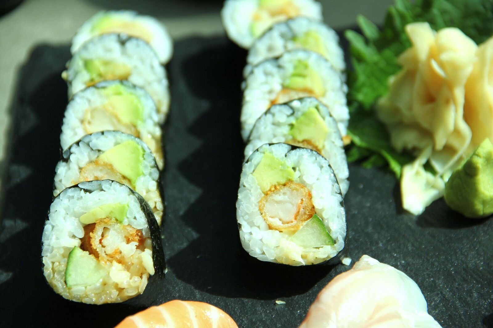 GREEN DRAGON 8€ Tempura krevett, kurk, majonees ja avokaado Kerget krõbedust lisab tempura krevett ning tänu parajalt väiksele riisi kogusele on hästi tunda iga komponendi maitset. Kerge. Lihtne. Hea.