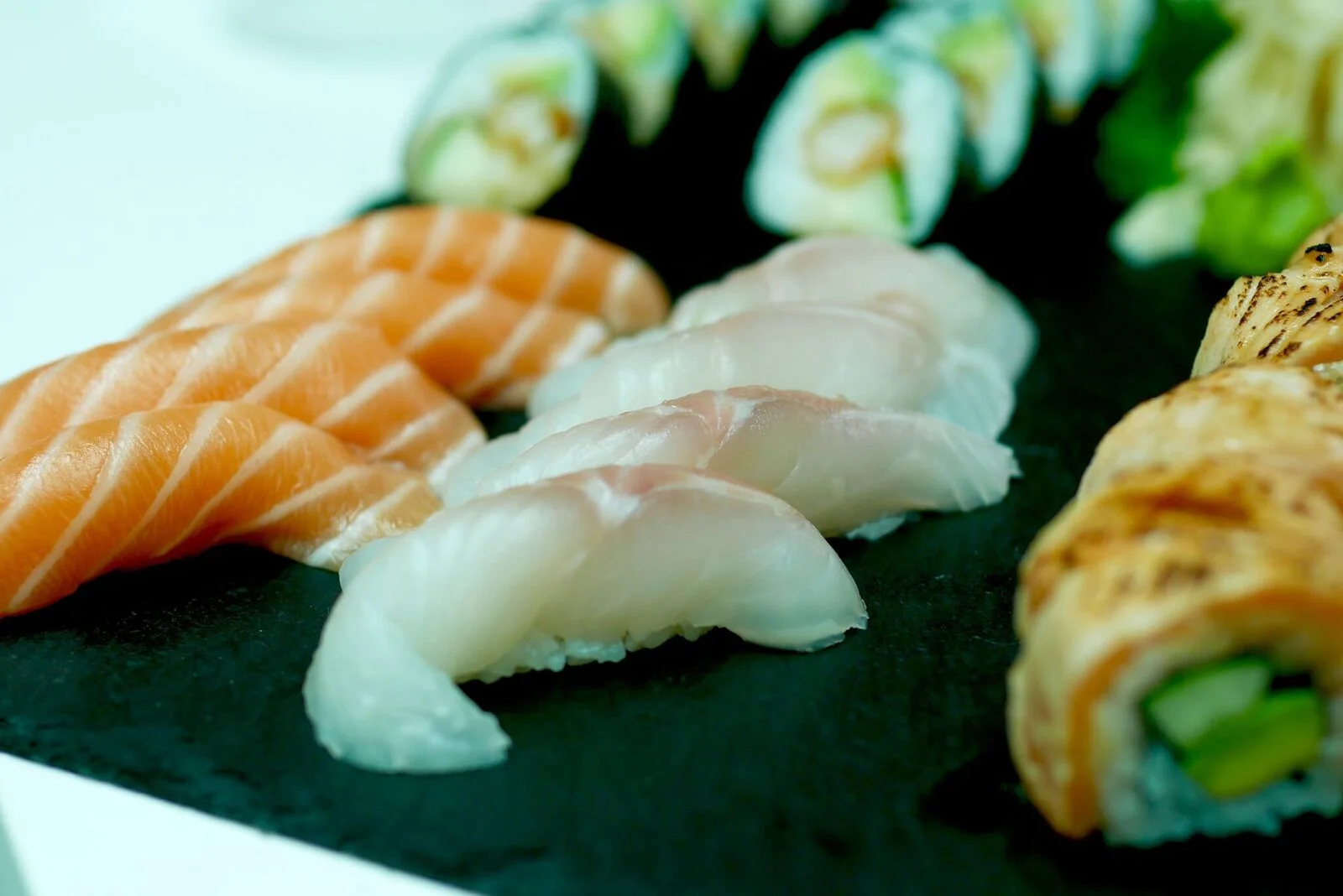 SIIA NIGIRI 2 nigirit 5€ Lust näha alati õigesti valmistatud klassikalisi nigirisid, kus kala on palju rohkem kui riisi - just nii nagu peab. Siiakala oli tõeliselt pehme ja siidine. Meie lemmik - sulas suus!