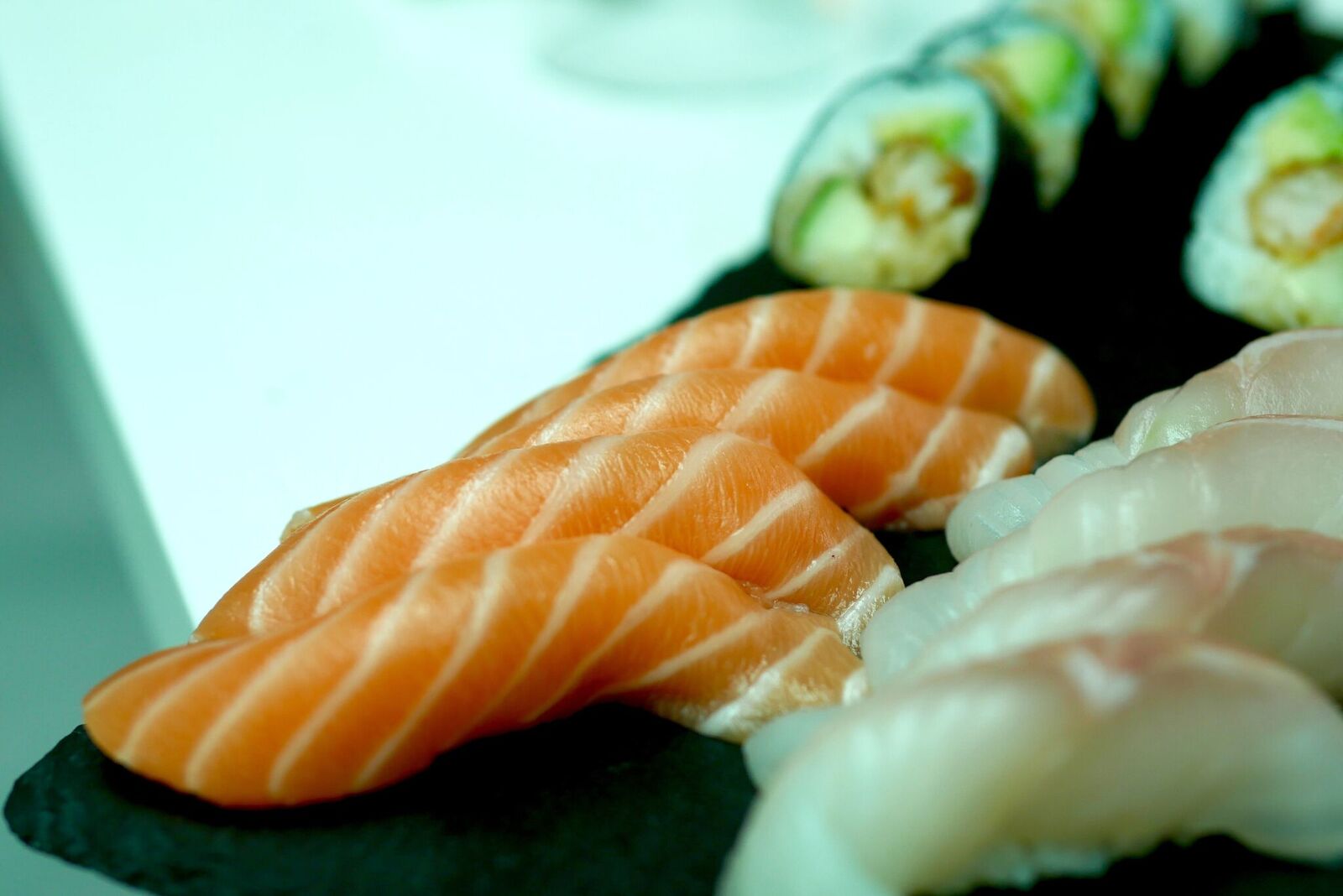 LÕHE NIGIRI 2 nigirit 4€ Kindla peale väljaminek, sest lõhe on vast kõigile harjumuspärane valik. Märkimisväärselt värske ja mahe.