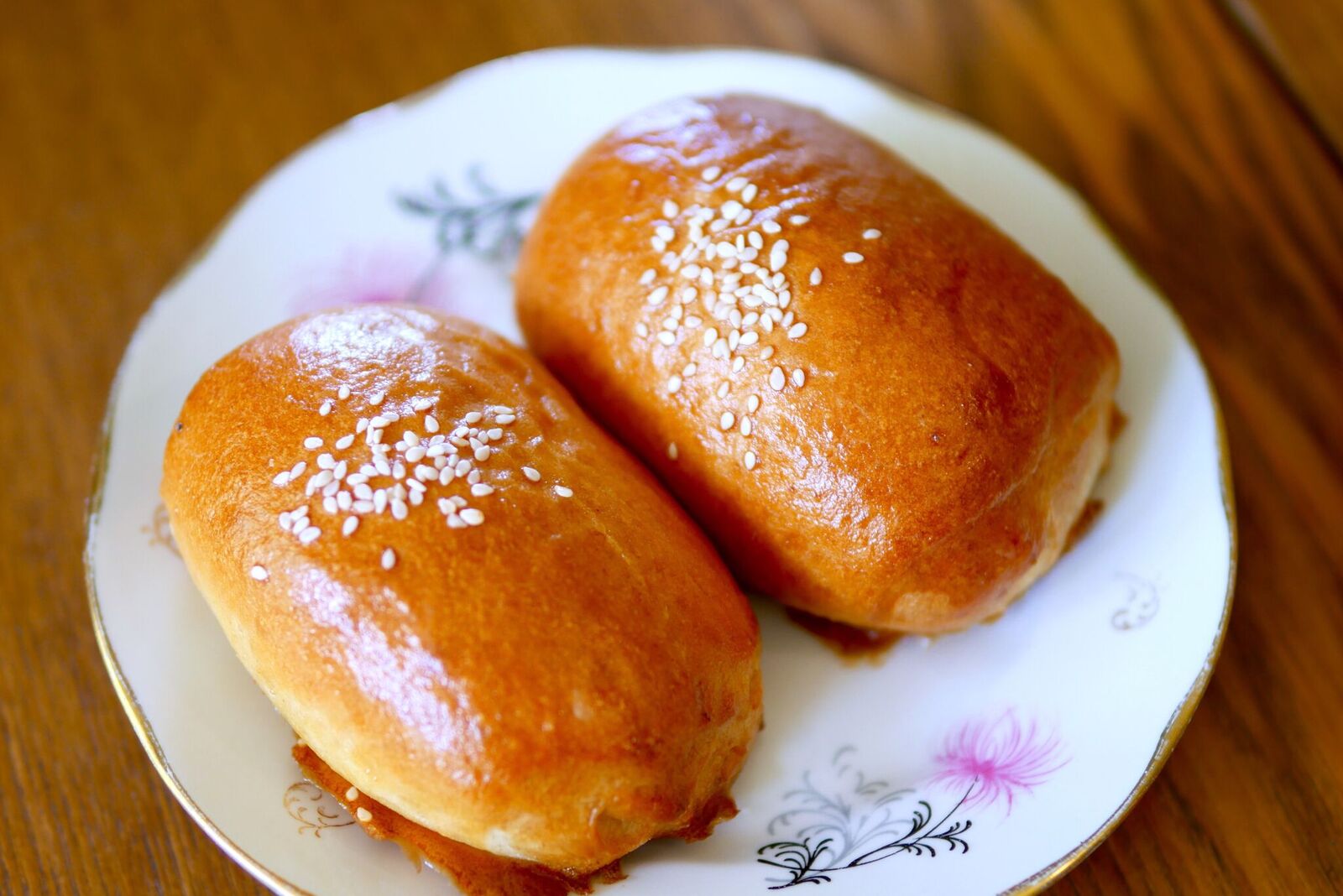 PORGANDIPISUKAD 1,2€ ja LIHA-RIISIPIRUKAD 1,5€ Rohujuure porgandipirukad on Tabasalus täielik hitt! Ka meie jäime nendega ülimalt rahule - magus, võine ja palju sisu! Lihapirukad olid klassikalised ja ei ole millegi üle nuriseda. Saia oli protsentuaalselt kõvasti vähem kui sisu - lihtsalt väike ümbris maitsvale täitele. Unistuste kodused pirukad retro touch’iga. Soovitame!