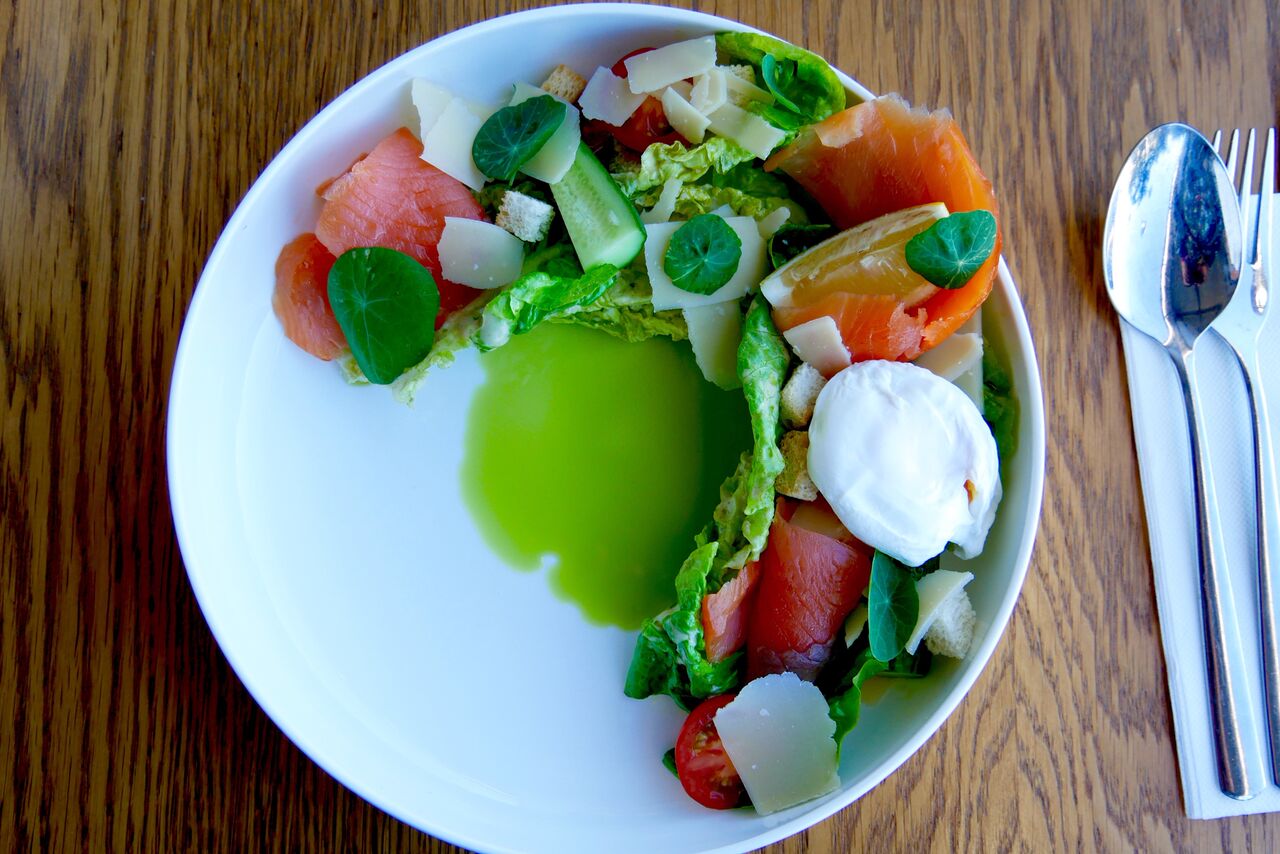CAESARI SALAT LEPASUITSU LÕHEGA 9€ Tegemist polnud üldse mitte klassikalise Caesari salatiga. Meie arvates isegi ei saaks seda kuidagi caesariks nimetada. Üsna lihtne ja tavaline. Munakollane kahjuks ei voolanud salatile katteks laiali. Tundsime puudust rohkemast salatikastmest ja maitsekusest. Kala ise oli oli selle salati parim osa. Plusspunktid ka roa väljanägemisele.