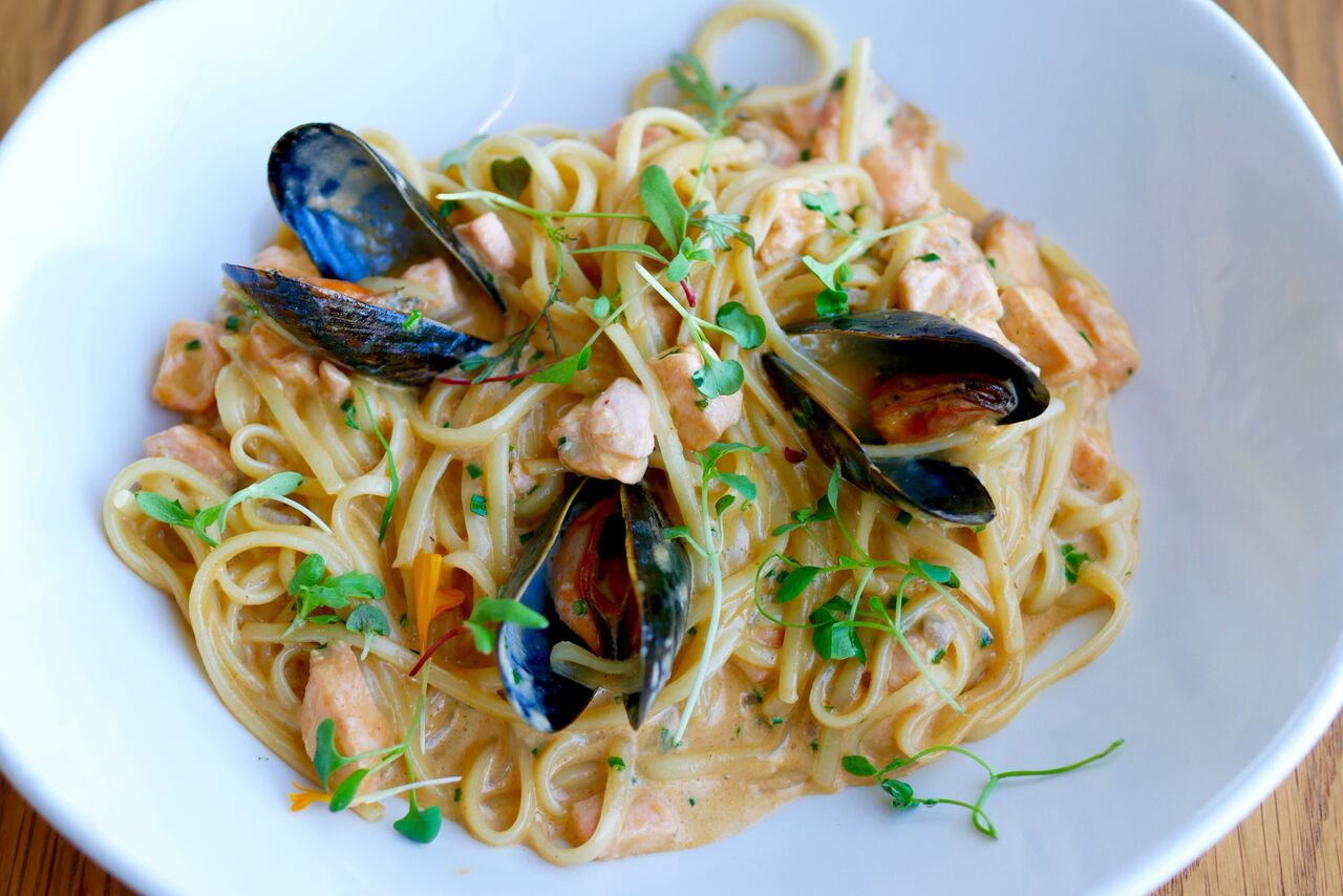PASTA LINGUINE VÄRSKE KALAGA. ITALIANO 11€ Mõnusalt kreemises kastmes pasta, koos ohtra lõhega! Selle valikuga ei saa lihtsalt mööda panna. Jäime rahule!