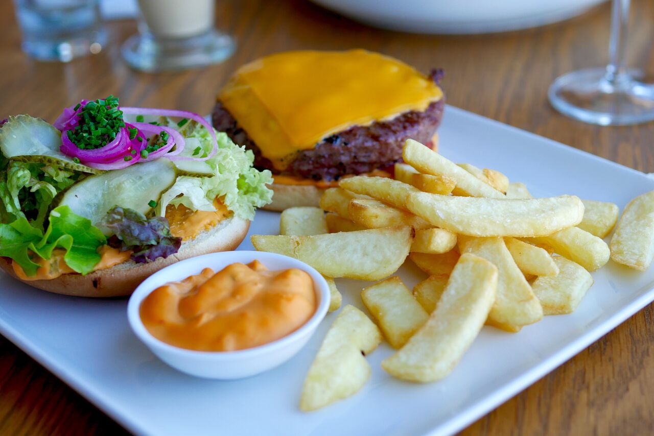 GOURMET BURGER VEISELIHA JA HAPUKURGIGA. HÄND MEID 11€ Suur üllataja kalarestoranis, üks meie lemmikutest (ja kuuldavasti ka paljude klientide lemmik)! Veiseliha oli pehme ja keskelt täpselt parajalt toores. Friikartulite kõrvalt leidsime ühe väga hea ja rammusa cheddari kastme, mis tõesti viis keele alla. Lihtsuses peitub teinekord võlu! Soovitame!