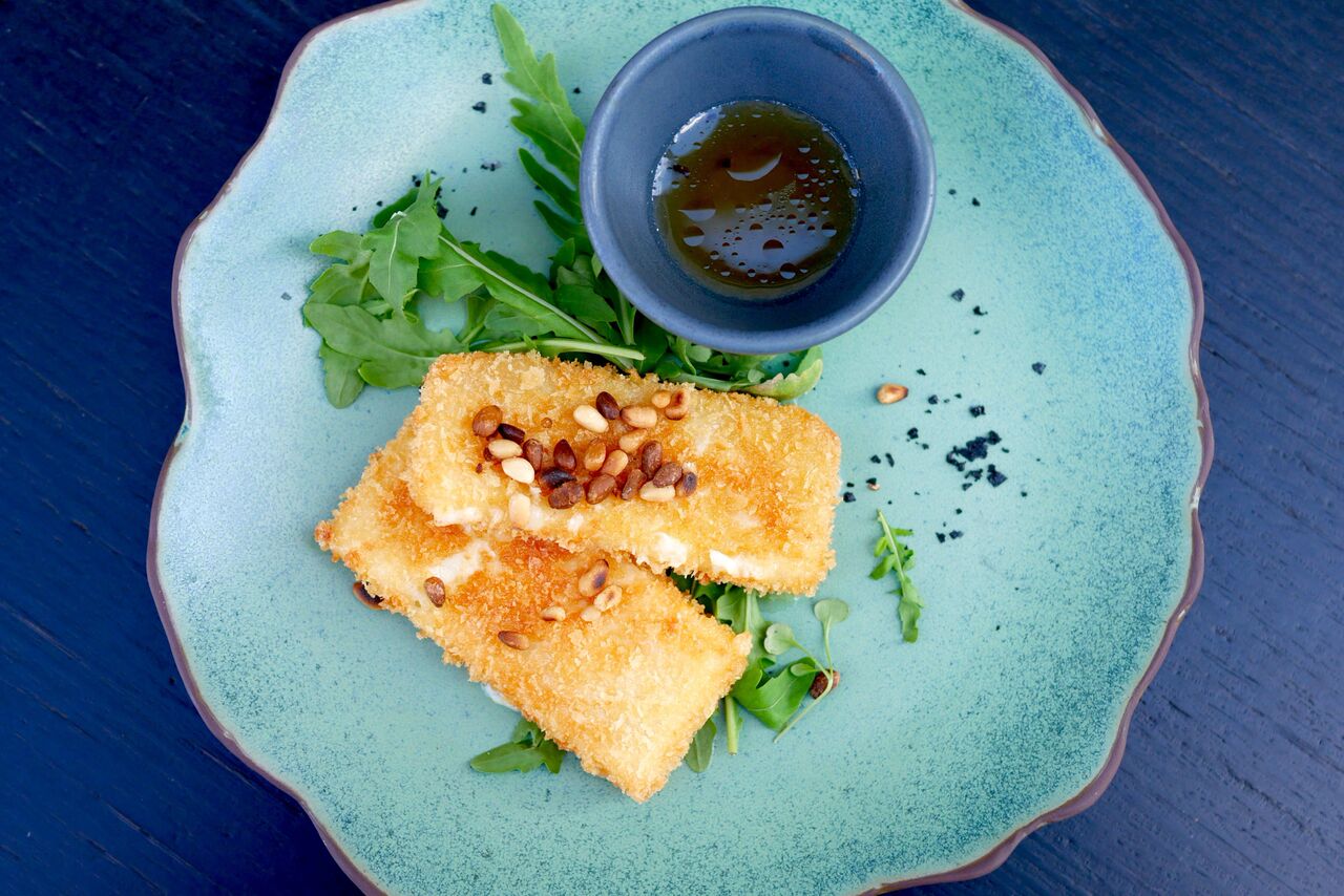FRITEERITUD PECORINO 6,5€ Pecorino sardo, panko, rucola, musta trühvli siirup, röstitud seedermänniseemned Pecorinot polegi me vist üheski Tallinna restorani menüüs kohanud - uudsusele plusspunktid! Roog ise on väga lihtne ja pigem selline snäkilaadne. Nii juust kui ka kaste olid magusamapoolsed ning fritüür ja seedermänniseemned tasakaalustasid maitseid, lisades samaaegselt ka kerget krõmpsuvat tekstuuri.