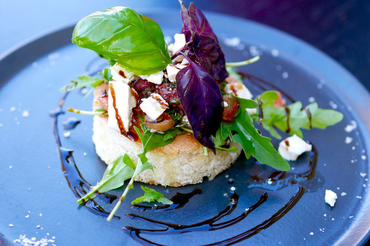 BRUSCHETTA KITSEJUUSTUGA 4,9€ Ciabatta, kitsejuust, tomat, punased oad, tüümian, oliivõli, palsamiäädikas Imepehme Ciabatta sai! Huvitavaks lisandiks olid punased oad, mida bruschetta peale ise ei olekski osanud sobitada, kuid peab tõdema, et oad lisasid kogu kompotile meeldivat tekstuuri. Bruschetta nägi kaunis ja viimistletud välja ning lisaks kõigele ka rohelisega üleküllatud. Ainuke miinus, mis osad meist välja tõid oli see, et sai oleks olnud mõjunud “bruschettalikumalt”, kui see oleks krõbedam olnud. Soovitame igatahes!