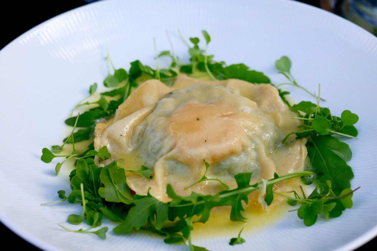 SUUR TRÜHVLIRAVIOOL 8€ Värske pasta, 50’C munakollase, spinati ja ricotta täidisega, võine kaste, musta trühvli laastud See huviäratav roog kõlab menüüs lausa esmaklassiliselt, kuid kahjuks pidime me pettuma. Väga vähe maitsekust ja kogu roog tundus vesine. Selliste roogade kohta öeldakse tihti hellitavalt “omapärane”, kokkuvõttes siiski ükski meist seda ei soovita.