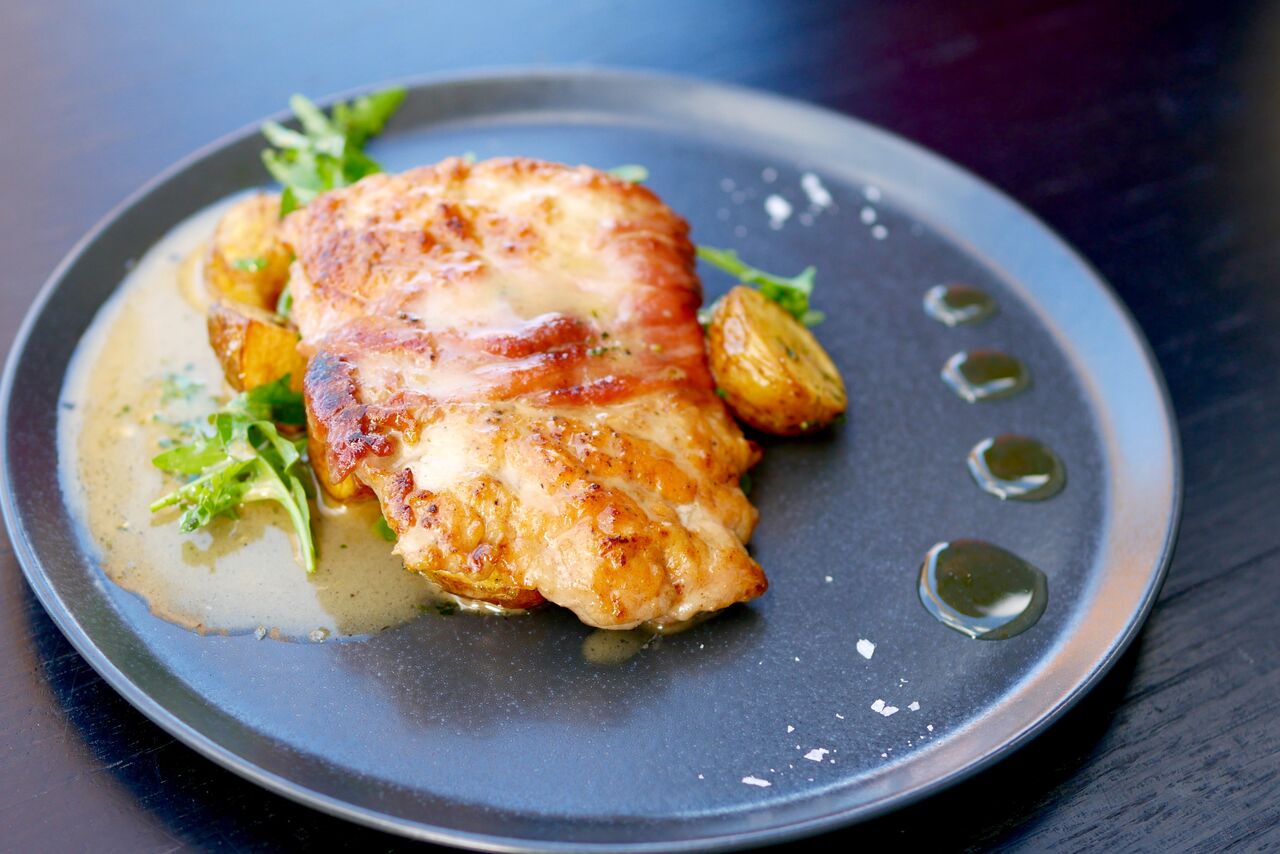 SIGA & PARMA 12€ Parma sinki ja salveisse mähitud sea välisfilee, salvei- ja valgeveinikaste, friteeritud kartul pestoga, sidruniželee Kindlasti üks rammusaimaid roogasid kogu valikust. Parma sink oli sealihale nii osavalt tekina peale laotatud, et ei pannudki alguses tähele selle olemasolu ja veel suurem oli meie üllatus, kui parma alt tuli veel välja salveilehekesi. Maitsele andis parma aga palju juurde, muutes roa soolasemaks ning intensiivsemaks. Lisaks lihale oli veel selle roa juures täielikuks hitiks salvei-ja valgeveinikaste. Soovitame!