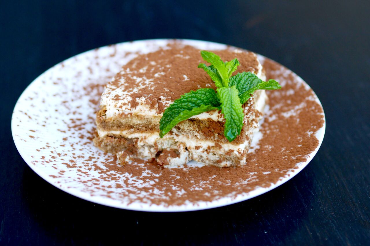 TIRAMISU 4,9€ Mascarpone-kreem, vanilje, espresso Vana Tallinnaga, Savoyardi küpsised, kakaopulber Ei hakka end tagasi hoidma - Tallinna parim tiramisu! Rohkem sõnu pole vaja. Ka koogi välimus oli lõbusalt kamoflaažne.