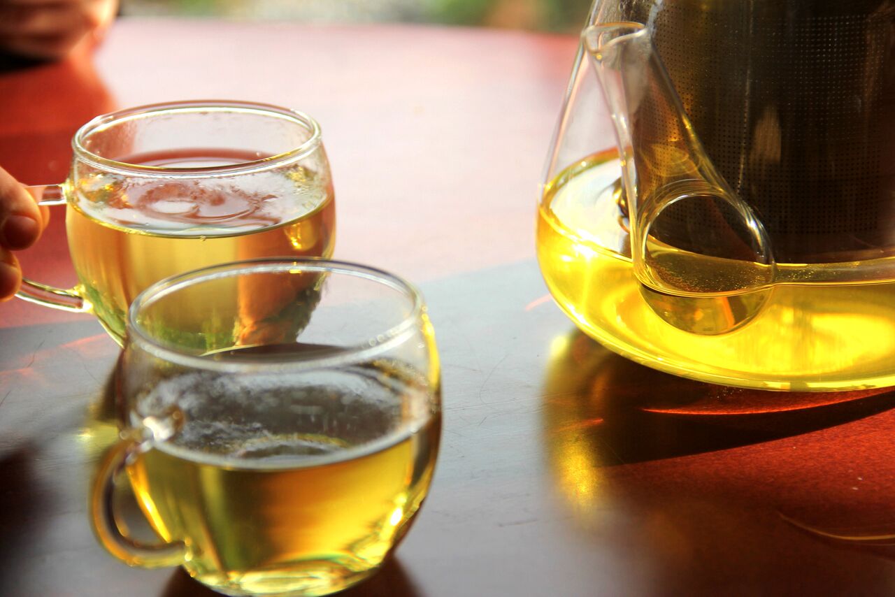 TAIVANI OOLONG TEE LI SHAN 3€ Ilus sügiskuldse tooniga tee, millest kumas läbi hapukat maitset. Armas seltskonnaga jagamiseks.