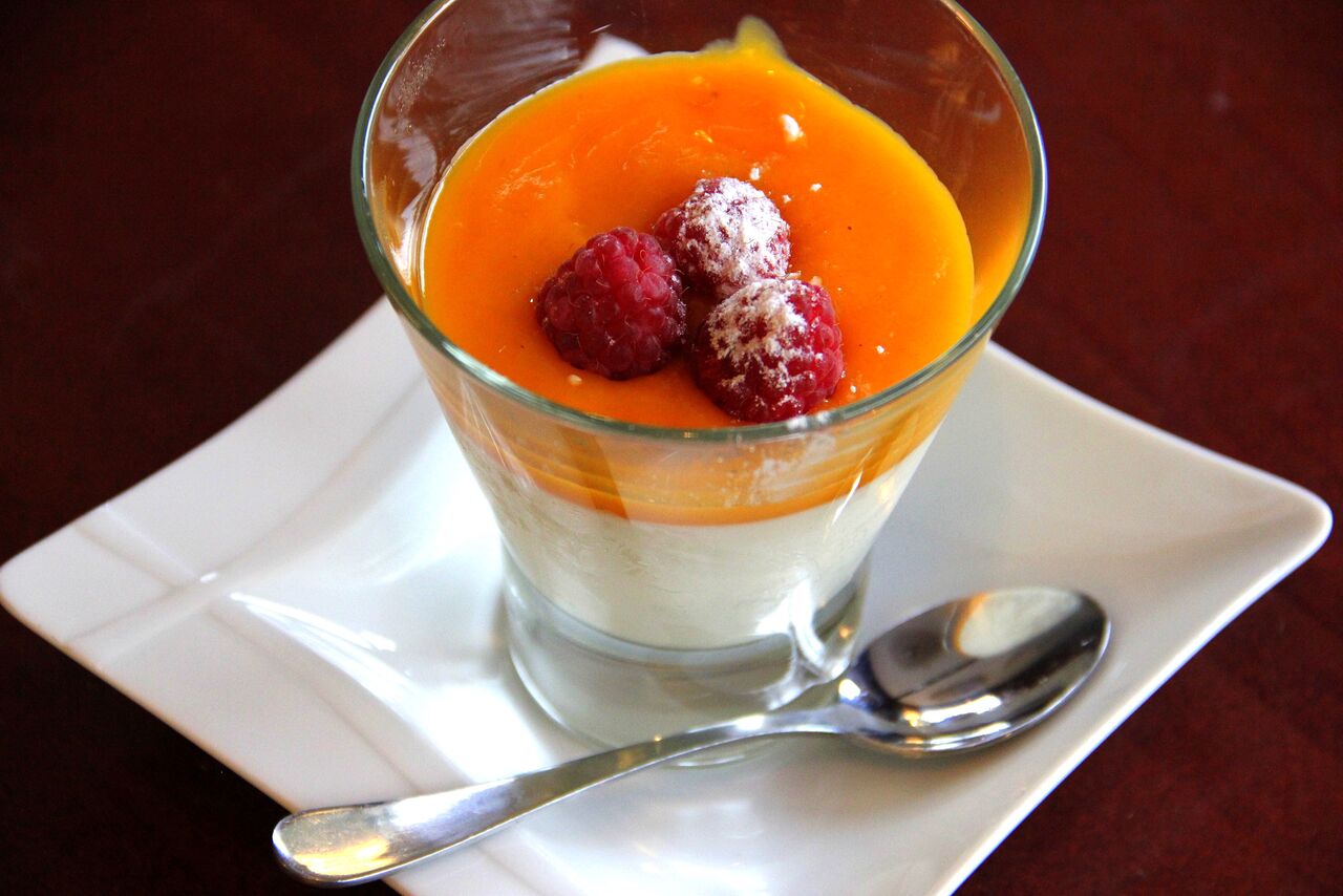 PANNA COTTA MANGO JA PASSIONIGA 5€ Viimasel ajal oleme tihti saanud panna cottat proovida, kuid see ei eruta meid kunagi liiga palju. Ka seekord polnud see midagi erilist. Võib-olla oleksime soovitanud ka marju magustoidu sisse panna, mitte ainult kaunistuseks. Üks näljane leidis siiski, et tegemist oli mõnusa kogusega värskuse ja magusa kooslusest, kus komponentide maitsed olid puhtad ja viljade püree viis keele alla.