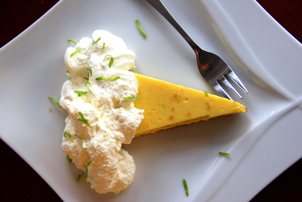 KEY LIME PIE 5€ Ameerika päritolu laimikook oleks olnud imehea ka ilma vahukooreta, mille puhul tundsime üleliigsust. Mida vähem põhjamaterjali ja rohkem sisu, seda paremini meile dessert meeldib.