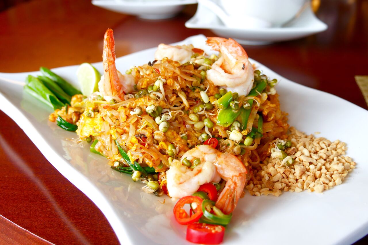 PAD THAI DELUXE 13€ hiidkrevetid, riisinuudlid, idud, tofu, tamarind Väga hästi maitsestatud ja üks meie favoriit! Veidi magusamapoolsem ja chillise järelmaitsega nuudliroog. Ports mõnusalt suur ja viib lihtsalt keele alla nii, et lõpuks pole enam sõnu ega ka kübetki taldrikul järel. Pähklipuru ja laimi tasub kindlasti peale lisada, et saada täisväärtuslik maitseelamus. Soovitame!