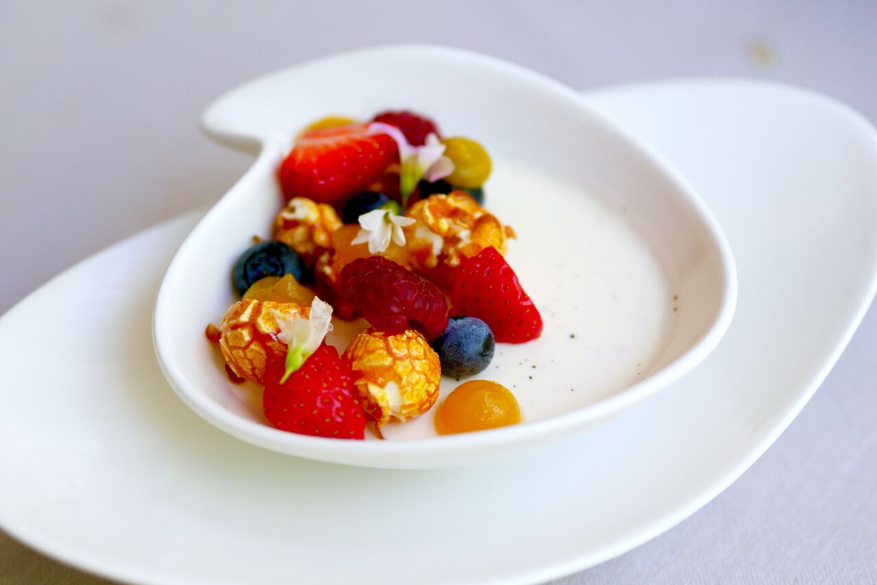 KITSEJUUSTU PANNA COTTA 6€ Karamelliseeritud popcorn, passion Lõpuks ometi üks eriline ja meeldejääv panna cotta. Tõesti, tavaliselt jääb meie jaoks see magustoit kahvatuks kõige muu kõrval, mida desserdimenüüs pakutakse, kuid seekord pakkus see lausa konkurentsi! Kitsejuust on see võtmekomponent ja tähelepanupüüdja, mis selle panna cotta eriliseks teeb. Maitse oli ülimalt huvitav ja kitsejuust ei olnud magustoidus sugugi häiriv. Soovitame proovida!