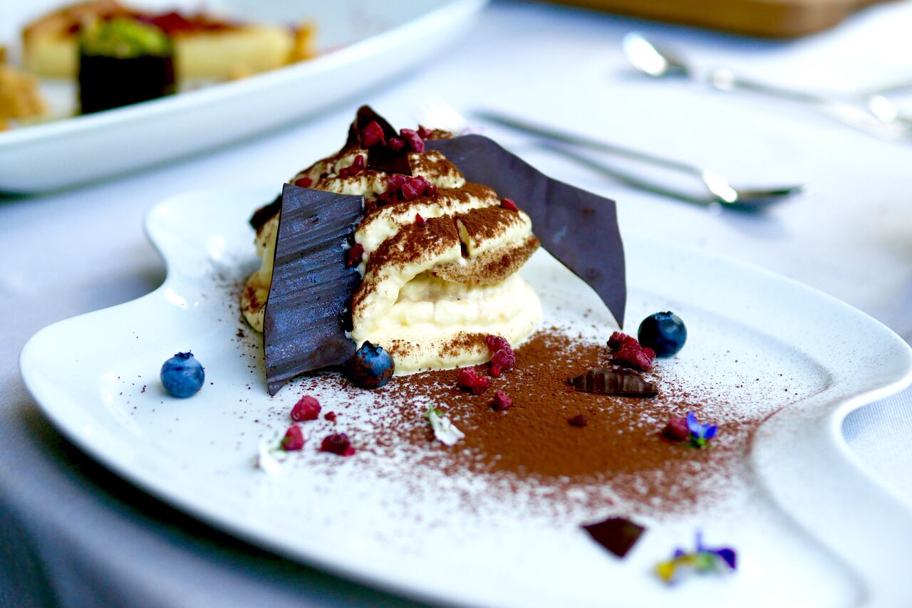 TIRAMISU 5€ Belgia šokolaad Tiramisu, mis näeb välja nagu väike Pokemon! Tiramon? Igatahes oli tiramisu pisut ebaklassikalise ülesehitusega - väljast küllaltki mahlase olekuga, sisu osas laiutas midagi küpsise taolist ning tiibadeks olid torgatud Belgia šokolaadi tükid. See õrn unelmatepilv viis keele alla.