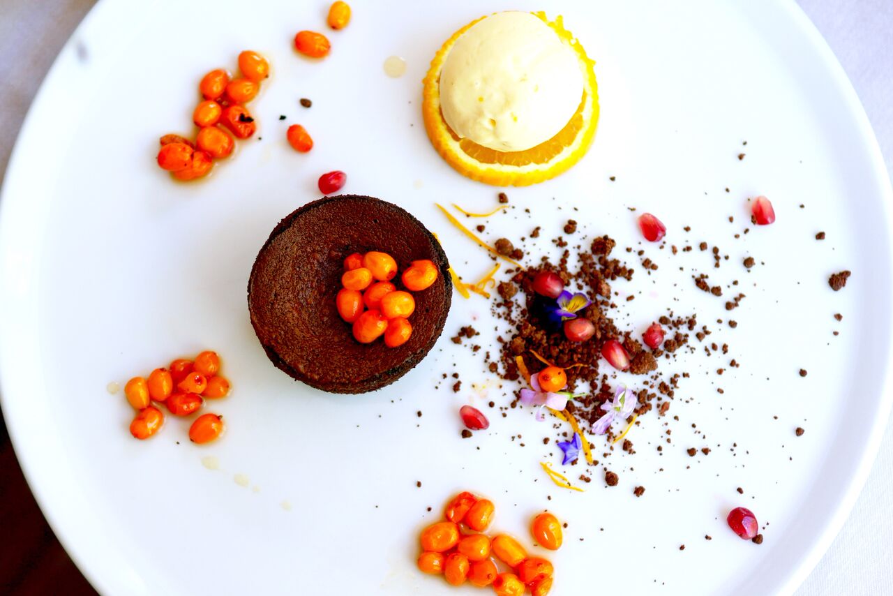 ŠOKOLAADI FONDANT 6€ Apelsini jäätis, astelpaju Värvikas kombo ja meile väga meeldis, et šokolaadikoogi kõrval ei olnud mitte maasikad ega vaarikad, vaid astelpajumarjad. Taldrikul pole mitte lihtsalt ilusad värvid, vaid ka veidi huvitavam maitsekooslus ja ilmselt ka hea ports vitamiine.