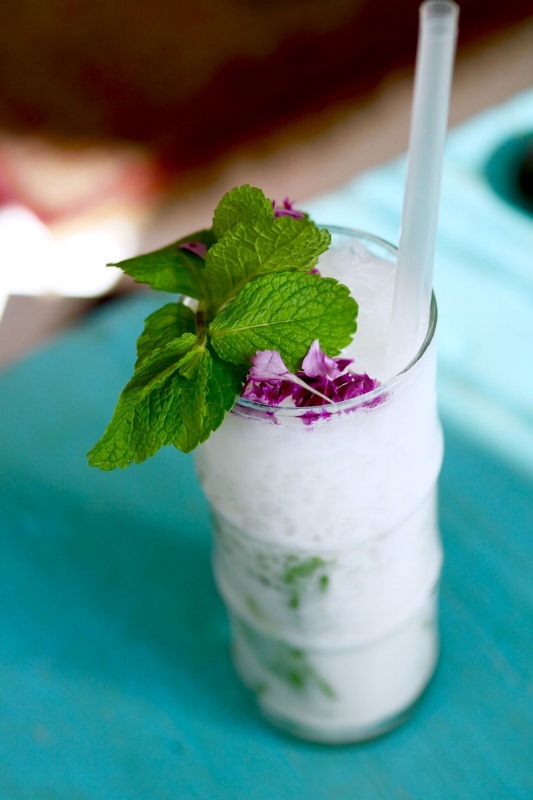 Coconut mojito 8€ white rum/malibu/lime/peppermint/coco water Kookospiima mahedus oli nauditav, kuid teisalt jättis liialt vesise maitse. Appi tõttasid superkombo tegelased rumm ja laim, mis tasandasid seda viga. Tegemist oli sellise leebe mojitoga, mis säras Tom Yam’i, Tai Bohi ja Passion martiniga võrreldes kõige vähem. Mõnes teises kohas oleksime sellest kokteilist kindlasti vaimustuses, aga kõik ülejäänud omapärased kokteilid olid lihtsalt palju huvitavamad. Seega, kui otsite midagi eriti head, siis soovitame võtta midagi muud, mida teile arvatavasti ka kelner soovitada oskab!