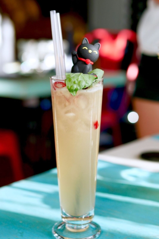Tom yam 8.5€ Vodka/malibu/lime juice/lychee puree/chilli Tom yam on ju tegelikult Tai köögist pärinev supp! Nii ja nüüd mõelge, et sellest on tehtud kokteil...ja kusjuures üllatavalt hea kokteil! Laim ja chilli on komponendid, mis leiduvad nii supis kui ka kokteilis, õnneks kalaleem ja krevetid kokteili sees ei olnud. See kokteil oli tõesti eriline ja teist sellist Tallinnas me veel kohanud ei ole. Eriti meeldis meile kui oskuslikult olid komponendid kokku sobitatud - iga maitse tuli välja erineval ajahetkel, mis andis ideaalse võimaluse igat maitset pikemalt inspekteerida. Mõnus oli ka, et tšilli maitset oli pigem tunda kurgus kõige viimasena ja mitte keele peal. Kokteil ise on magusapoolsem. SOOVITAME VÄGA!