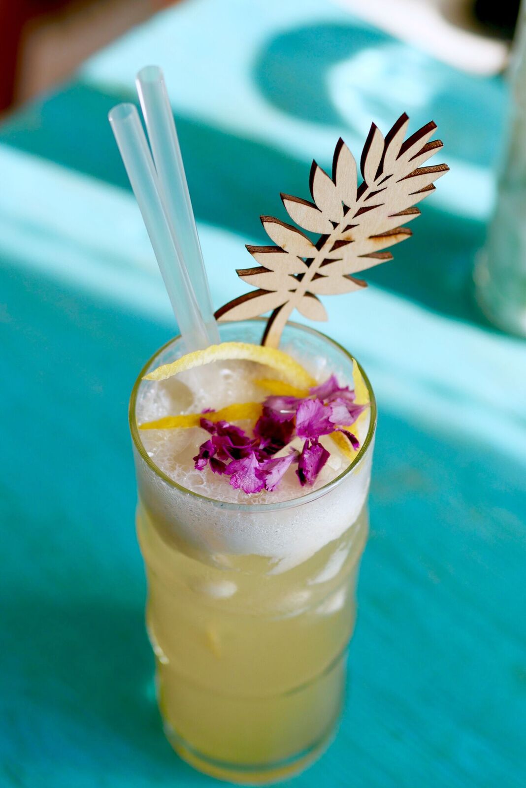 Tai Boh 8€ Sake/quince/lemongrass syrup Üks meie seast arvas, et kui peaks selle joogi maitset kirjeldama, siis meenutaks see džunglilille. Ei ole seda kunagi söönud, aga laske fantaasial lennata, Tai Bohis käivadki asjad nii. Nalja pakkus ühe komponendi - quince- eestikeelne tähendus - küdoonia. Me oleme ikka harjunud, et ebaküdoonia siin ja ebaküdoonia seal, aga lihtsalt küdooniat ei olnud me veel kohanud. Maitse oli igatahes fresh ja äge nagu Tai Bohi restoran isegi - mõistame kustkohast nime inspiratsioon tuli. Soovitame!