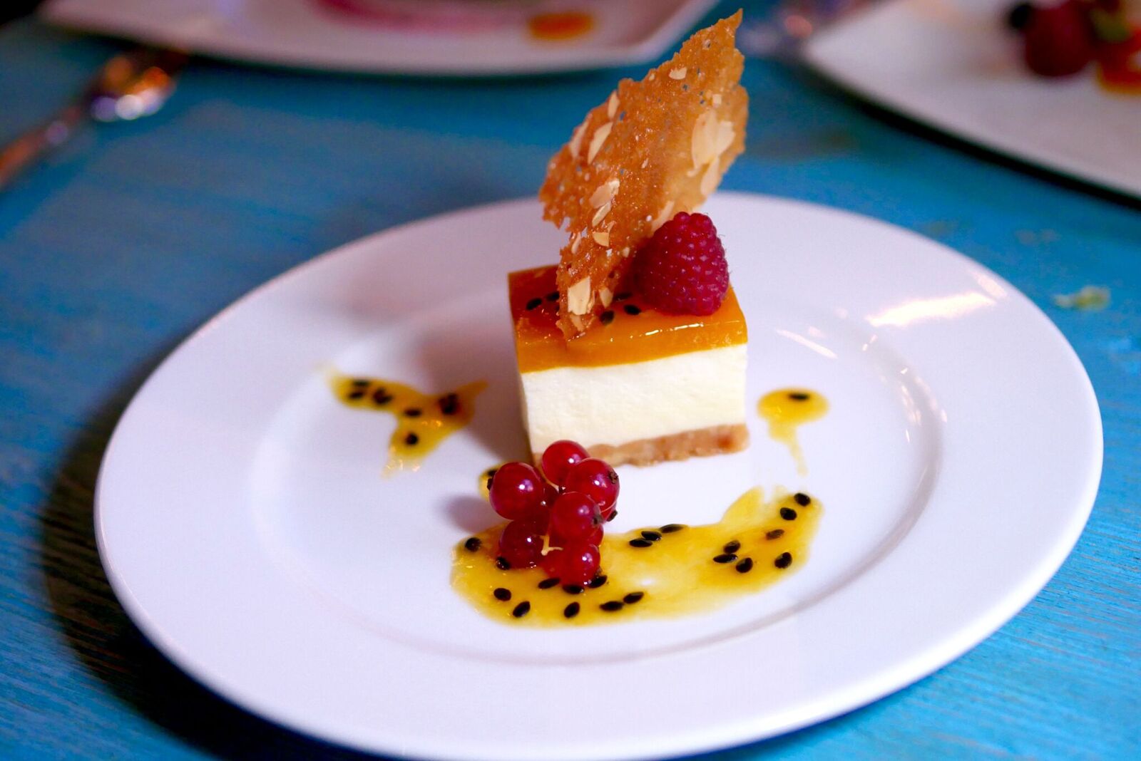 Passionfruit’i juustukook Äärmiselt hea magusa ja hapu kooslus. Nende juustukoogis kasutatav juust on külmutatud, mitte küpsetatud nagu tavaliselt. Meeldis, et selle toorjuustu puhul oli tunda seda kerget õhulisust, erinevalt tavapärastest rammusamapoolsetest kookidest.