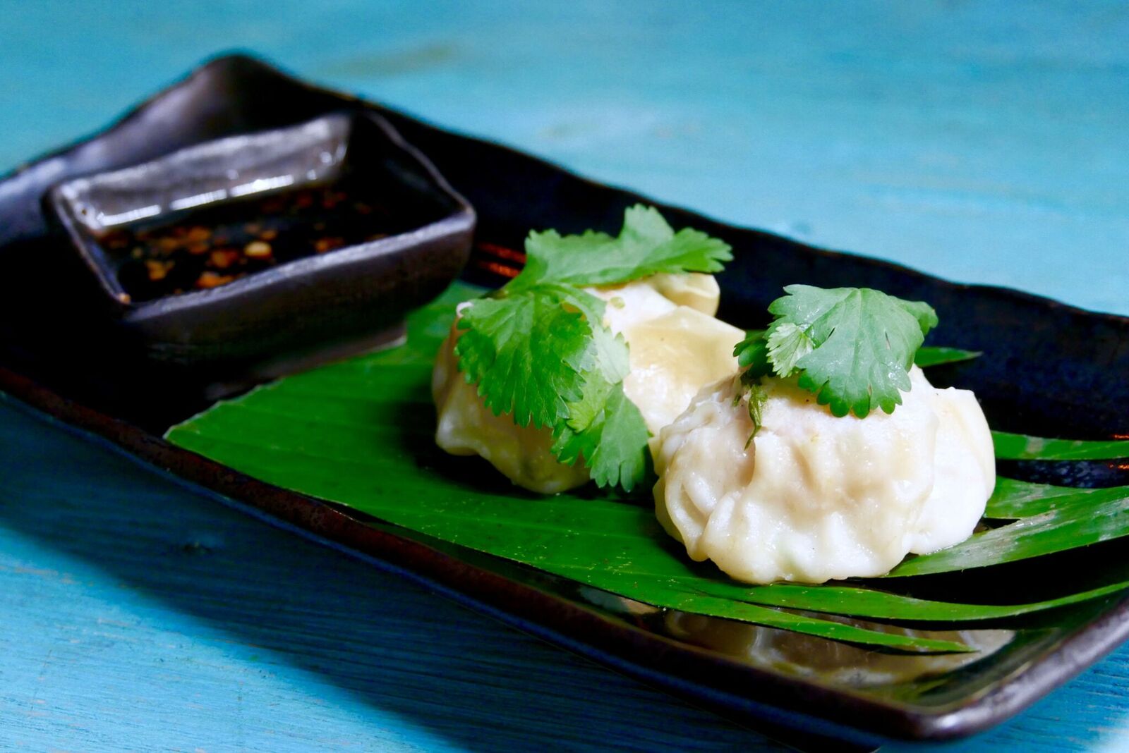 Dim sum 10€ Ühe-(suure)-ampsu-toit. Seest lihased ja mõnusa nätske taigna sisse mässitud pelmeenid, mida kuivatatud küüslaugu ja soja kastmega süüa on täielik nauding. Pelmeenide väljanägemine kahjuks nii äge polnud kui ülejäänud roogadel, aga pelmeenid on pelmeenid. Plusspunktid ikka selle korraliku taigna eest, mis püsis ilusti koos ja mida oli kerge pulkadega süüa.