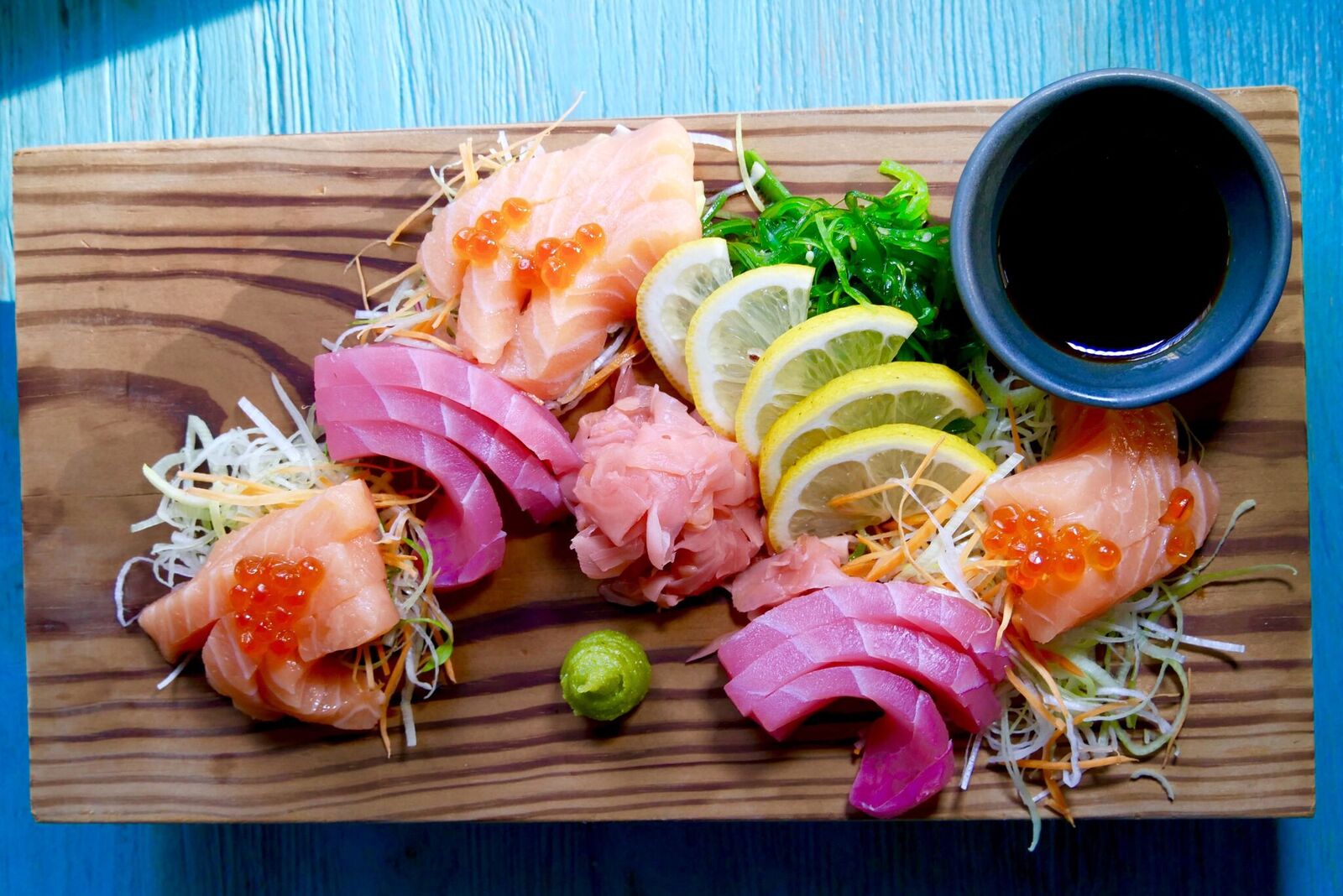 Sashimi valik 20€ Äärmiselt VÄRSKE ja hõrk valik. Lõhe, wakame, soja, tuunikala…. Tuunikala ei pruugi küll igaühe lemmik olla, aga 2/4 meist leidsid, et see tuunikala oli tõeliselt hea. Kes vähegi sashimist ja värskest kalast hoolib, siis julgeme seda vägagi soovitada!!