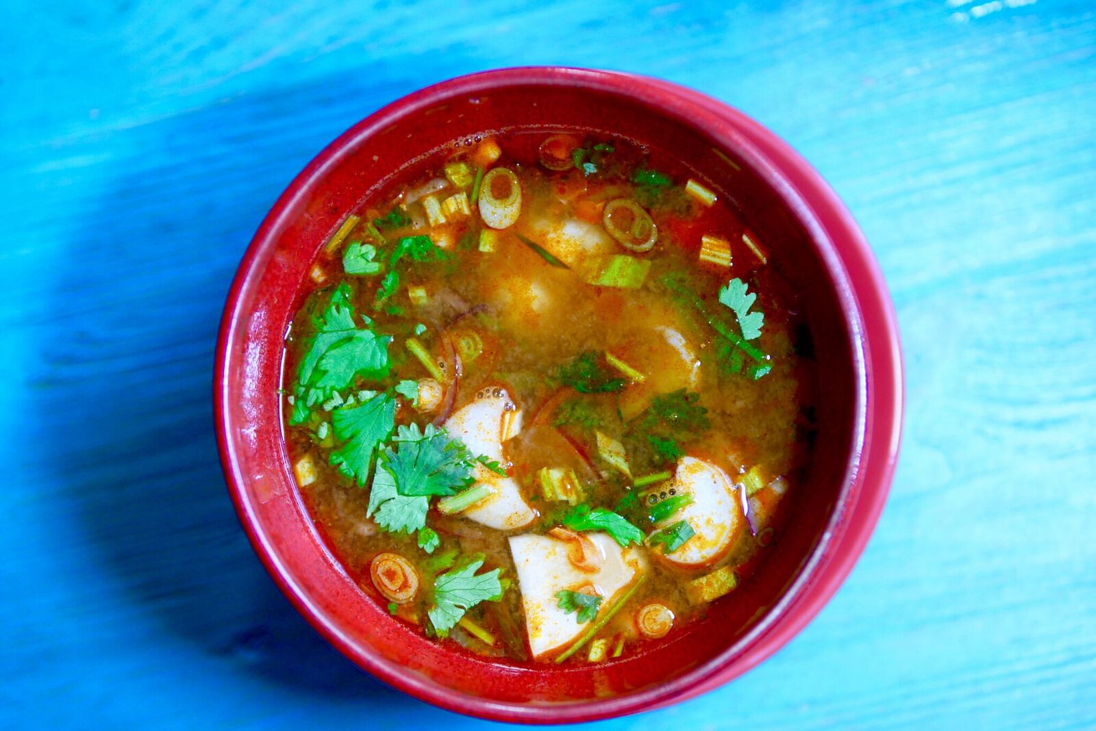 Tom yam goong 9€ Supp, mis tekitas kurgus “tingling sensation’i”. Tunda oli tugevat sidruni maitset. Kausis oli äärmiselt palju sisu - kalmaaritükid, krevetid, vürtsid, koriander ja veelgi! Tegemist oli pigem hapuka leemega. Igati kasulik nohu korral, sest avab kõik hingamisteed.