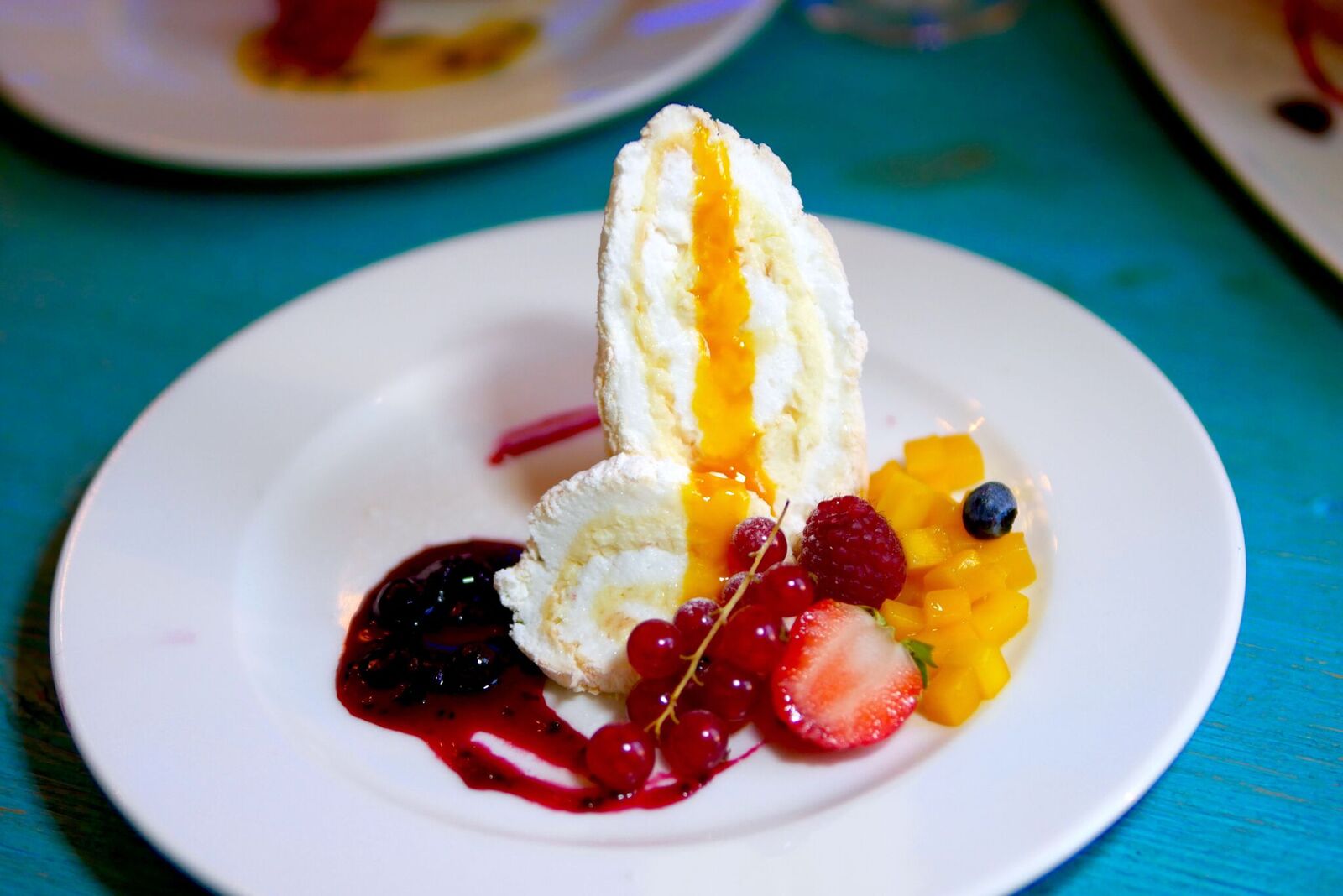 Maja hõrgutis 6€ Pehme, kreemine, tuhksuhkrune meringue magustoit. Mascarpone-koore segu sisemuses, peal kergelt krõbe munavalge-suhkru segu. Kook oleks nagu tortilla, mis on kaheks osaks eraldatud. Üks meist leidis, et keskmine kreemiosa maitses kuidagi pähkliselt/halvaaselt, kuigi pähkleid seal ei olnud(mida viperusi!). Rikkalik värskete lisandite valik..mmm. Viis keele alla, soovitame!