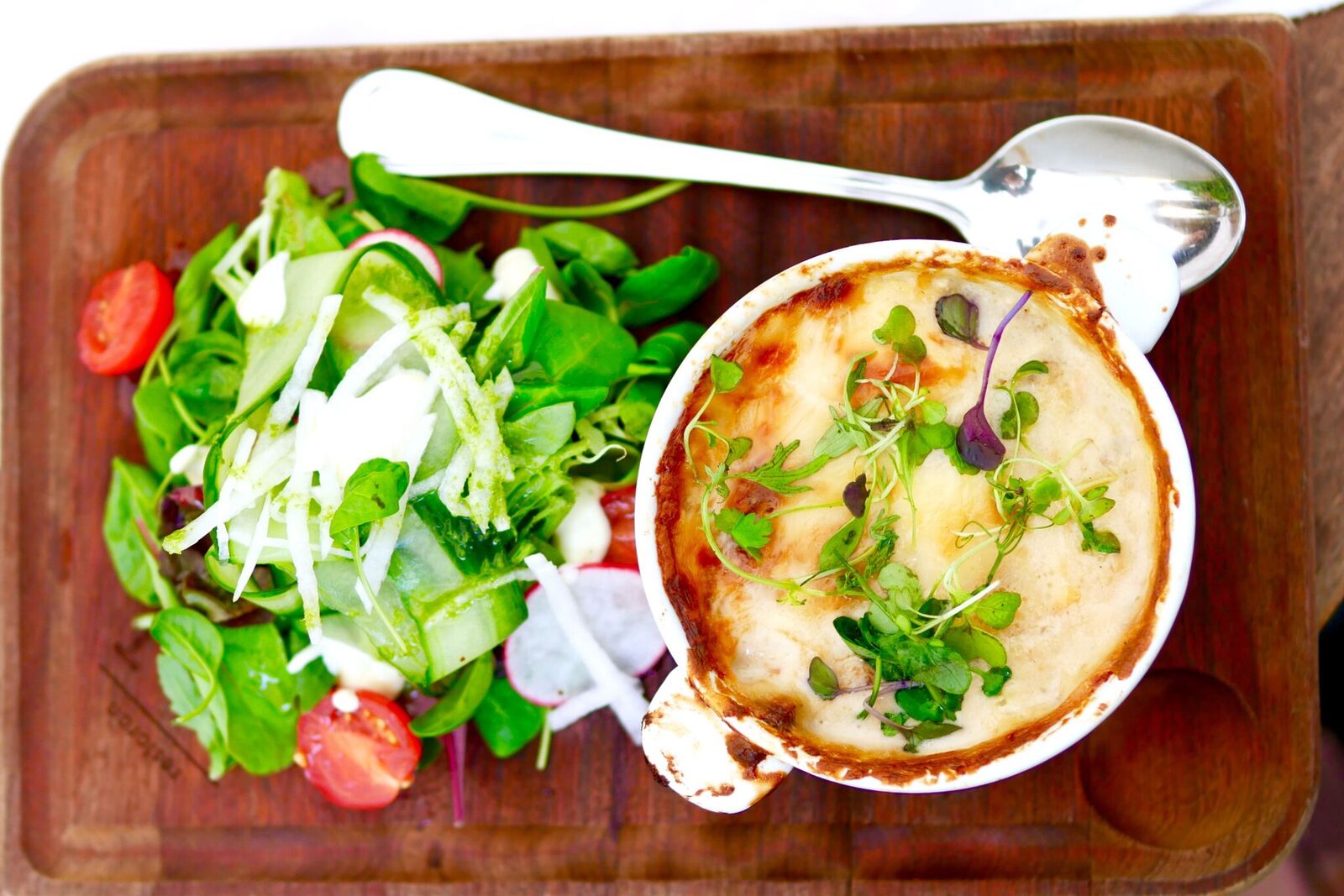 .... Vege lasanje värske salatiga 11€ Ka see roog on gluteenivaba. Ei nimetaks seda aga lasanjeks, vaid lihtsalt ahjuroaks. Lasanje puhul tekib ootus, mida see roog ei täida - puudub pasta või miski muu sellelaadne tähtis lasanje osa. Antud roa sisemuses polnudki õieti midagi tahket, palju juustu, midagi kastmelaadset ja üllatuseks ka palju (hapu)kurki! Kuigi kirjeldatu ei kõla võib-olla kõige ahvatlevamalt, siis tuleb siiski tunnistada, et toit maitses hästi, kuigi polnud üldse see, mida me ootasime. .. Vegetarian lasagna with fresh salad 11€ We wouldn't call it a lasagna, rather just an oven dish. Either way this dish was also gluten-free. It was not even close to what we were expecting to get but we have to say it all tasted quite good. ....