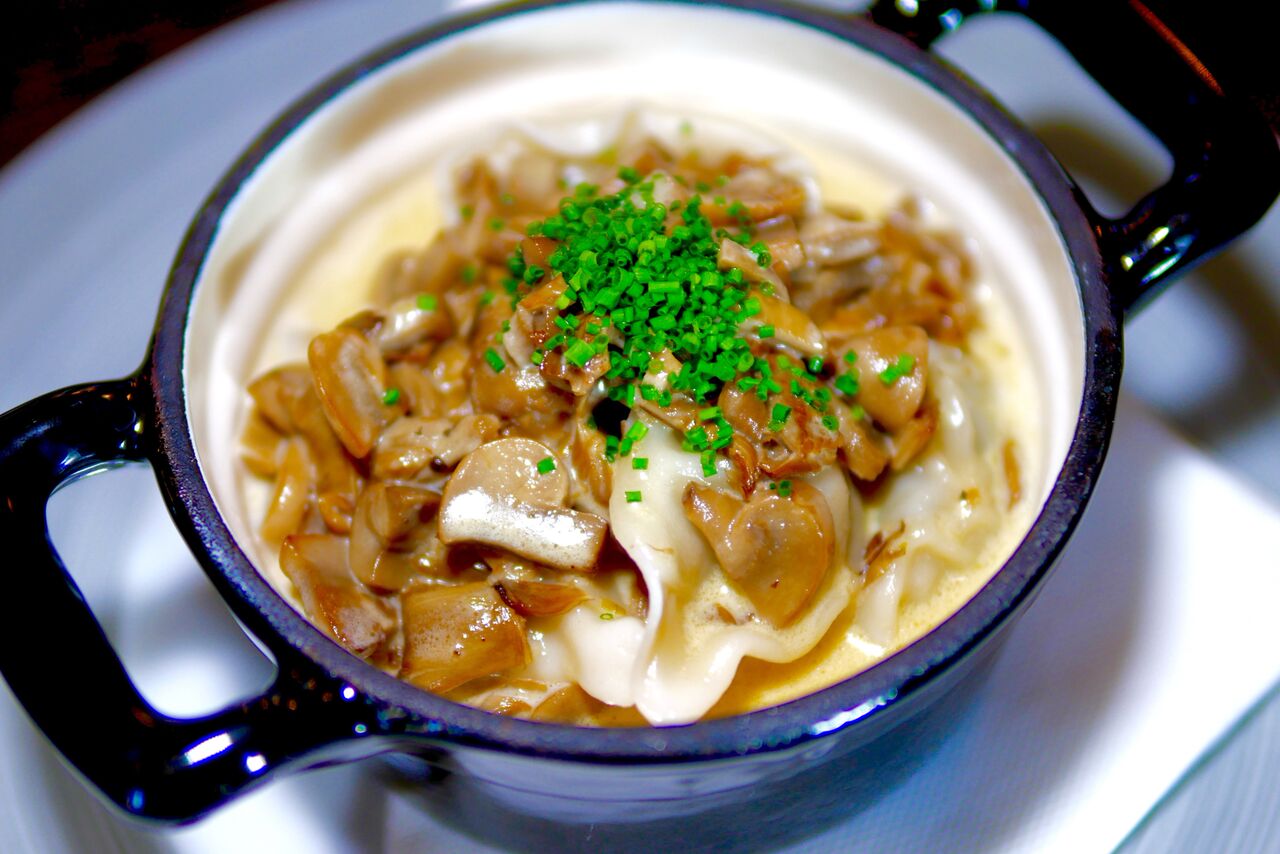 .... Aurutatud Gyoza kanafileega (5tk) 5,5€ Jaapani gyoza pelmeenid, frititud või aurutatud, magushapu ja seene-trühvli õli kastmetega Meeletult head! Tegemist on käsitööpelmeenidega, mille sees on kanatäidis ning peale on lisatud ohtralt koorekastet seentega, serveerimisnõu alumises osas lööb laineid aga imehea leem, mida võiks ilma pelmeenidetagi süüa. Tasuks ka mainida, et kuna pelmeenid valmivad kohapeal, siis kasutusel ei ole laialt levinud hakkliha, vaid käsitsi hakitud kanaliha. Tõesti imemaitsev ja kodune kooslus, ainuüksi mille trühvline+aasiapärane lõhn on nii isuäratav, et kuku või pikali. Kui millegi kallal peaks nurisema, siis võib-olla oleks võinud olla roal mingit hapukust juures, et saavutada veelgi suurepärasemat kooslust. Soovitame! .. Steamed Gyoza with chicken fillet (5 pces) 5,5€ Amazingly good! Chicken-filled dumplings are handmade that are accompanied by an enormous amount of cream sauce and mushrooms. On the bottom of the soup bowl lays the supergood broth that could easily be eaten even without dumplings. It’s worth mentioning that regarding to the fact that these dumplings are handmade at Mysushi , inside there is no minced meat, but carefully chopped chicken meat. Really tasty and homely combination. The smell reminded us of asian cousine+ truffles and it was so appetizing that we could just faint by the table. ....