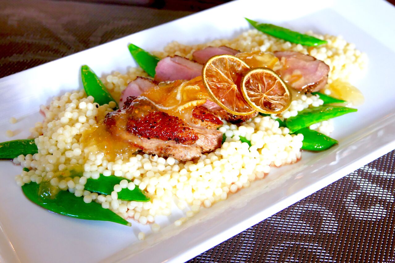 .... Part 8,5€ Apelsini-sojamarinaadis pardifilee teriyaki glasuuris ja pärlkuskussiga Ainult vaadake seda hinda! Kust saab veel nii odavalt parti pearoaks? Part oli imemaitsvas teriyaki glasuuris ja pärlkuskuss oli kaetud apelsini-soja kastmega. Isegi inimene, kes ei salli apelsini soolase toidu sees, sõi seda usinasti. Apelsinfännile mõjuski just väga positiivselt nö sellel põhineva marmelaadi olemus ja funk, mida see roale lisas. Kusjuures isegi kuivatatud laim andis endast veel välja võimsat ja särtsu täis hapukust! Üheks miinuseks võib tuua välja, et pärlkuskussil oleks võinud olla omaette maitseained ja maitsekust juures, kuid muidu ületas igasuguse ootuse! .. Duck 8,5€ Look at the price! Where else can you get a duck as a main course for such good price? The duck was in an amazing teriyaki glaze and the pearl couscous was covered with orange-soy sauce. Even the person, who does not like orange in savory dishes, ate it like there was no tomorrow. ....