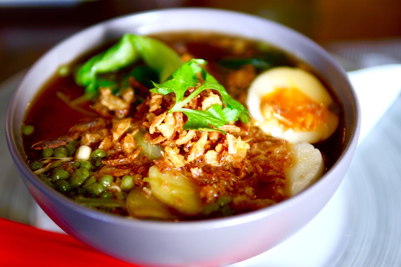 .... Ramen 8€ Hõrk supp nuudlite, küpsetatud veise, pak choi, rohelise sibula, kimchi, koriandri, röstitud sibula, pehme keedetud kanamuna ja maja tšillikastmega Palju sisu ja äärmiselt maitseküllane, tõesti - maitsed lausa elasid suus! Mehine ports ja isegi kergelt suitsune maitsekooslus. Iga järgnev komponent on sobitatud eelmistega kokku, mille tulemuseks on see võimas ramen. .. Ramen 8€ We must admit - this was one hell of a good ramen! Very content-rich and tasteful soup. Reasonable portion. Every component matched the other components. Recommend! ....