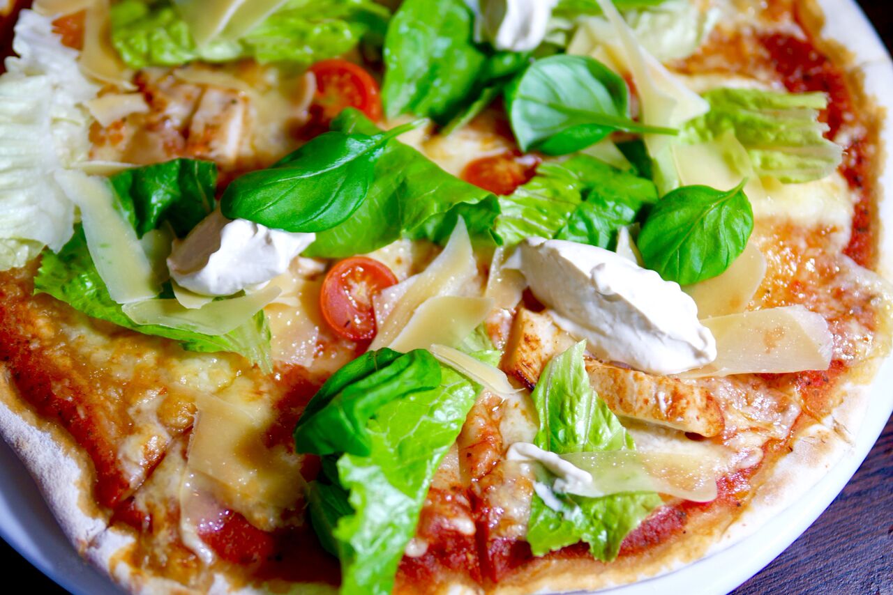 .... Caesari Pizza 7,9€ Kodune tomati kaste, mozzarella, kanafilee, suitsutatud peekon, parmesan, roomasalat, Caesari kaste Nimi tundus üsna atraktiivne ja see tegi proovimise lõbusaks. Keskelt oli pitsa mõnusalt mahlane ja pehmuselt juba pitsapõhja mõistes suht “well done”, äärtest krõbedam ja seepärast ka kergemini käes hoitav (õige pitsa söömine käib ikkagi kätega). Isenesest ei olnud pitsal midagi viga, kuid caesari kaste oli asetatud pitsa pinnale pisut ebapraktiliselt - seda oleks tulnud pahteldajaga laiali ajada. Teiseks oli kaste rammusalt majoneesine ja see langetas arvamust pitsast, aga pitsa on pitsa. Alles me seda loomulikult ei jätnud. .. Caesar pizza 7,9€ The name of the pizza seemed quite attractive for us, which made tasting the pizza quite exciting. From the center, the pizza was juicy and the crust was crunchy as it should be, which made it easier to hold (of course we ate pizza with our hands). It was a decent pizza, but we had a problem with the Caesar sauce, which was placed on the dish in clumps. This meant that we had to individually spread the sauce allover, which just didn’t make sense to us(some pieces had a big clump of the sauce and the other none at all). Secondly, the sauce had way too much mayo inside, which we didn’t like too much. It wasn’t a bad pizza, but we recommend you try something else, there is much better stuff in the menu than this pizza! ....