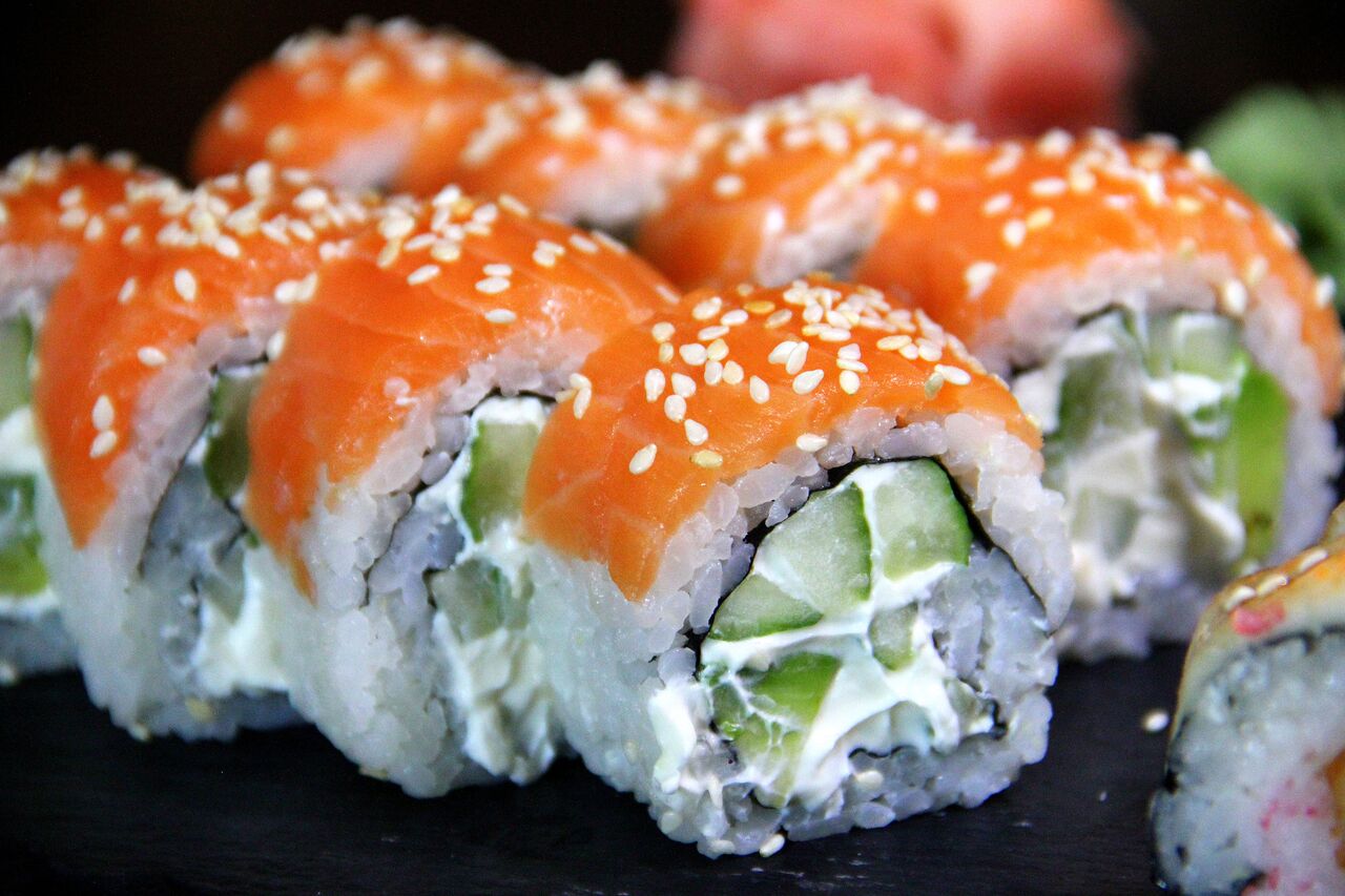 .... Philadelphia Premium 9,9€ philadelphia, kurk, lõhe Objektiivselt kommenteerides ütleks, et väga hästi õnnestunud sushi ja vastab ootustele. Subjektiivselt ütleks, (ühe inimese arvamus) et see toorjuustu ja sushi kooslus on veidi üle visanud ja raske on seda sushirestoranides vältida. Siinkohal ei ole üldse eesmärk MySushit kritiseerida, pigem viskaks õhku ühe viisaka soovituse üldisele sushivalmistamise kultuurile Eestis - hoidkem selle toorjuustuga ehk veidi tagasi, teisi maitseid on selle kõrvalt väga vähe tunda. Sushit vähesööva inimese jaoks pole toorjuust aga pinnuks silmas ja siiani on see kooslus olnud meeldiv. Ka kurgi rohkus hoidis sushi maitse värskena. .. Philadelphia Premium 9,9€ Objectively commenting, these were decently done makis and it was to our expectations. For some of us(or rather one’s opinion) the cream cheese and sushi combination and concept has been so overused+it is hard to avoid it. This isn’t to criticise MySushi, rather an “Estonian/Eastern European/Russian (sushi) culture” - maybe it would be better to cut down on the cream cheese, because the authentic taste really disappears with the cheese. If you are a fan of the typical European way of eating makis with the overload of creaminess then it would be great for you. Also, the cucumber gave it a great freshness. ....