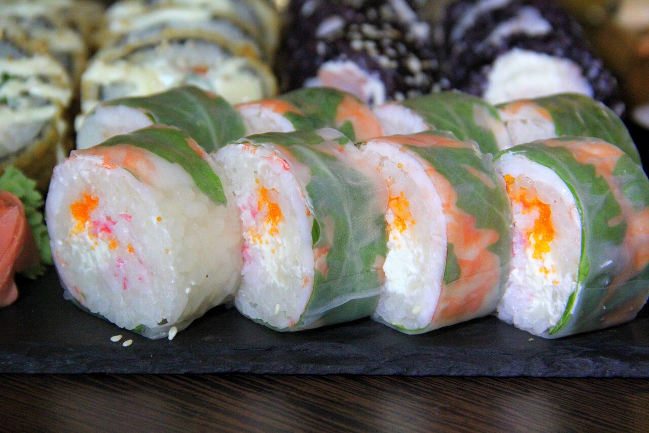 .... Rakoshi Virgin 17,2€ hiidkrevett, lumekrabi, philadelphia, lendkalamari, rucola Rucola oli imeline! Sushi puhul veidi harjumatu, aga ootamatult sobiv lisand. Välimuselt puhas, rikkumata ja pastelne, lendkalamari lisab splashi särtsakat orantši, aga muidu on kõik talviselt hele. Krevetimaitse oli küllaltki domineeriv, kuid nauditaval viisil. Hinna poolest kõige rohkem kõrgustesse küündiv! .. Rakoshi Virgin 17,2€ Rucola was amazing! For sushi it is quite unique, but it worked better than expected. Even the roll itself was really (as we would say a CAMO-sushi) looks a little like the military print. Really nice pastel tones, which the flying fish roe gives a splash of orange. If you have plenty of money to spend on food, we would definitely recommend trying this! ....