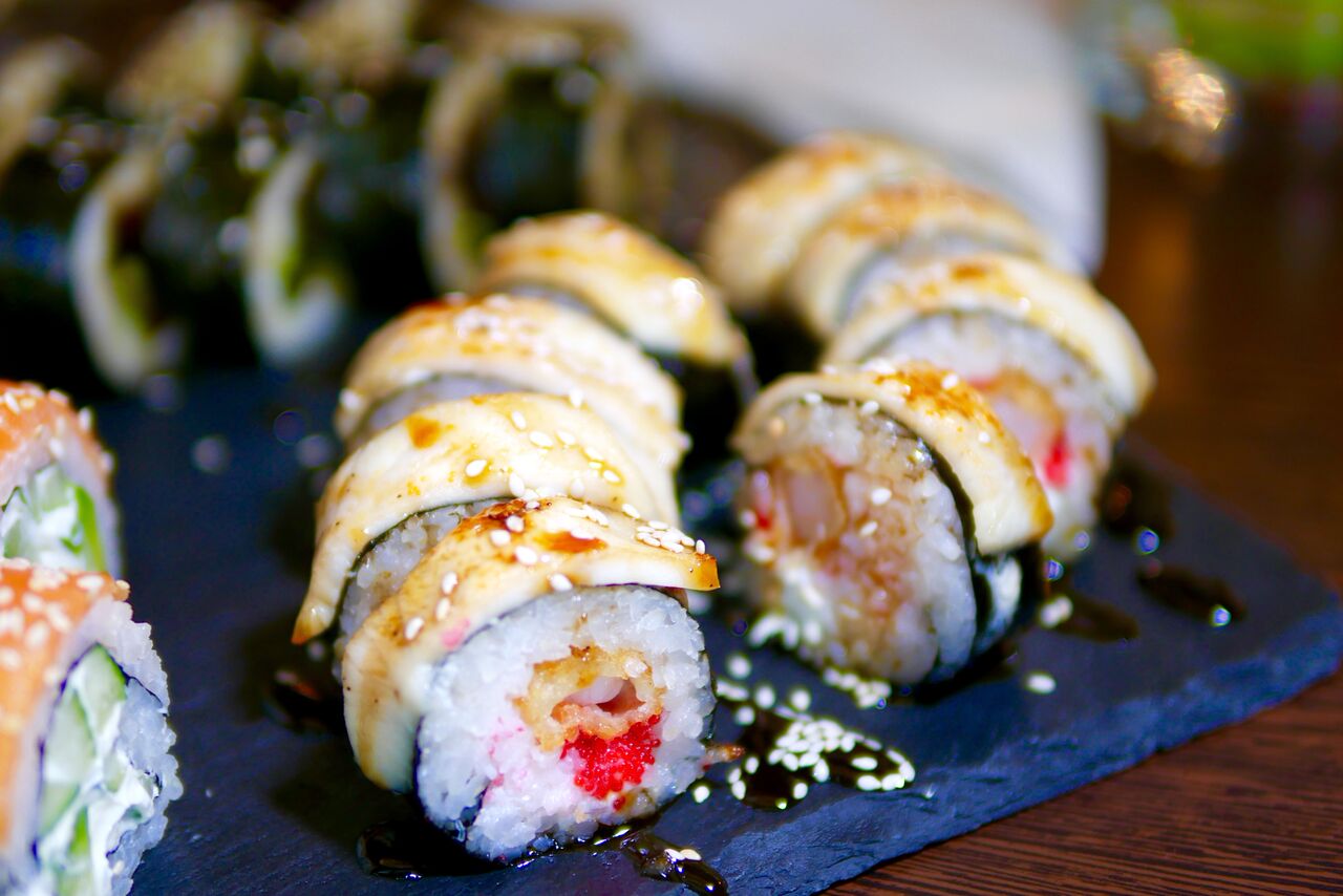 .... Akuma Rakoshi 12,1€ lumekrabi, philadelphia, võikala, lendkalamari, tempura hiidkrevett, unagi kaste Võikala ei kütnud meis erilist kirge. Kui Tai Bohis olles avastasime salati, kus oli liiga palju erinevaid meresaadusi, siis selle sushi kohta võib midagi sama kurta. Üle ei maksa pingutada, sest kipub olema nii, et “less is more”. .. Akuma Rakoshi 12,1€ Way too many components! Sometimes less is more, you know. In this case there were too many tastes in one little sushi roll. This sushi was not our favourite. ....