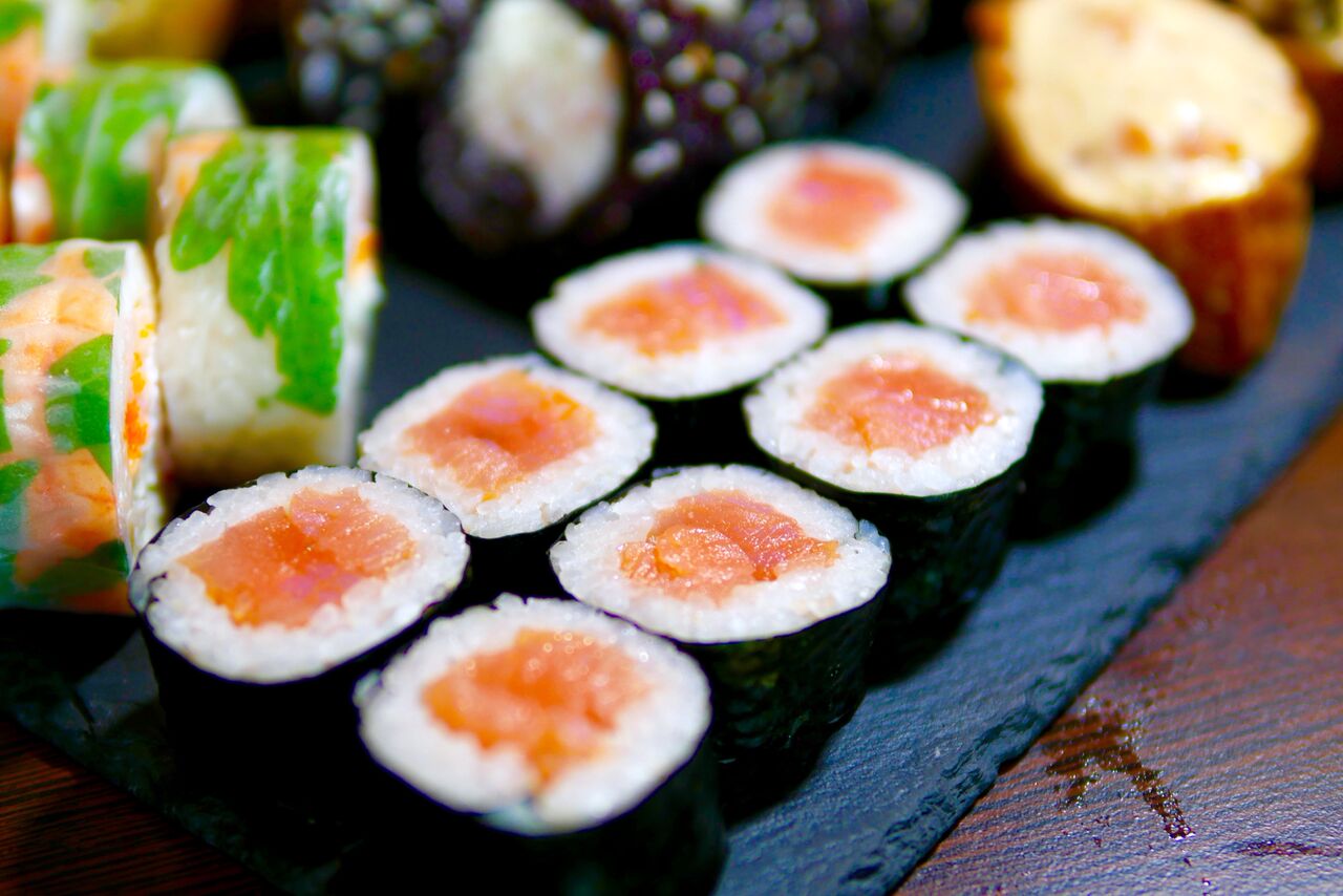 .... Suitsulõhe Maki 5,2€ Kala oli mahe ja värske, samuti meeldiv, et seda proportionaalselt nii palju ühe pisikese maki sees oli. Kahjuks mõjus mõnele kombo liialt kuivana, ehk oli viga riisis või oli asi harjumuses toorjuustuga, sest teistele see maki meeldis. Tuleb jälle ise ära proovida. .. Smoked salmon maki 5,2€ A very common maki. We liked that inside such a small roll, there was plenty of fish, and fresh fish. Sadly, for some of us, the whole maki felt dry and dull. Others enjoyed it very much. ....