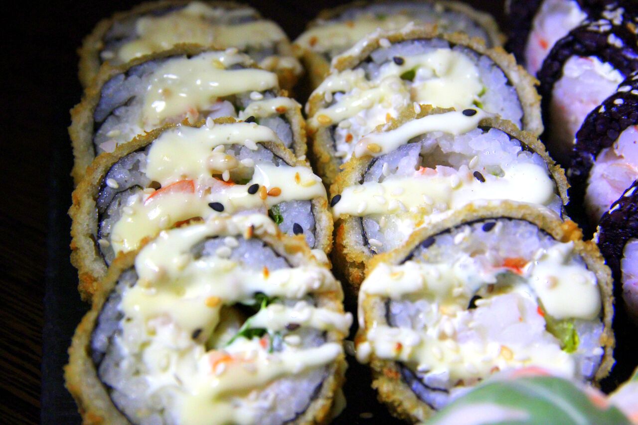 .... Caesari tempura hiidkrevetiga 8,9€ Kastme kohta sama märkus, mis Caesari pitsa kohta - liialt majoneesine ja rammus. Tempura ise oli aga nauditav koos nende sushi sisse peidetud värskete salatilehekestega! .. Caesar tempura with king prawns 8,9€ We didn’t enjoy the Caesar sauce on the top of the sushi, because we thought that it contained too much mayo and was too acidulous. The tempura itself was nice though! ....
