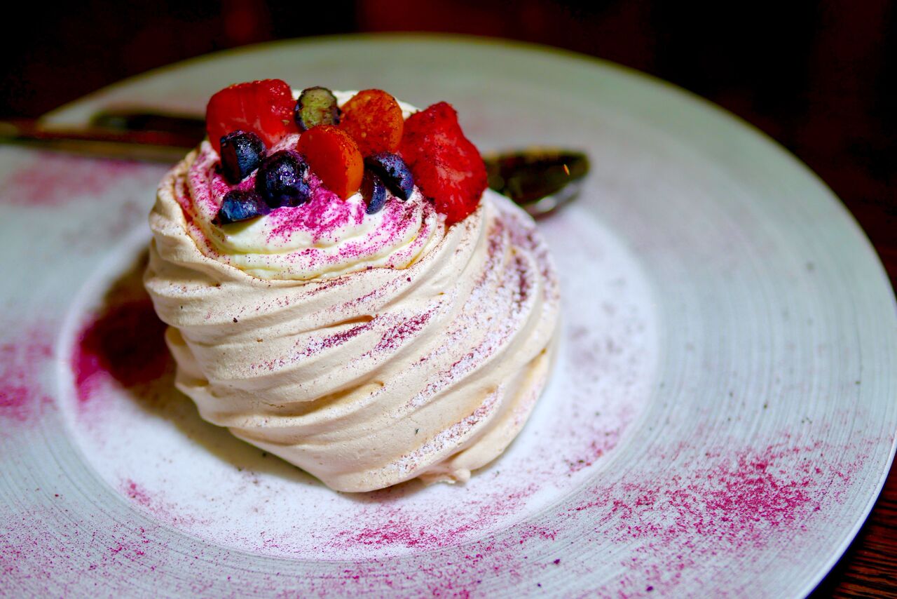 .... Õrn Pavlova kook 4,9€ See pavlova ei olnud ei halb ega ka midagi erilist. Kindlasti rahuldab kõik su magusavajaduse, kuid pigem soovitaksime omaltpoolt Red velveti kooki! .. Pavlova cake 4,9€ ....