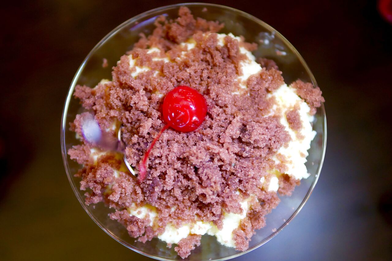 .... Red velvet õhulise biskviidi ja toorjuustu kreemiga 3,9€ Meie lemmikmagustoit - hästi kodune, kuid elegantse välimusega! Biskviit, mis maitses sutsu alkoholiselt, oli eritiii pehme. Tõesti kogu kompott lausa sulas suus. Soovitame! .. Red velvet cake with cream cheese 3,9€ Our favorite dessert of them all! It was served very elegantly, but tasted really homely. You could get the scent of something alcoholic a little here and there also. RECOMMEND! ....
