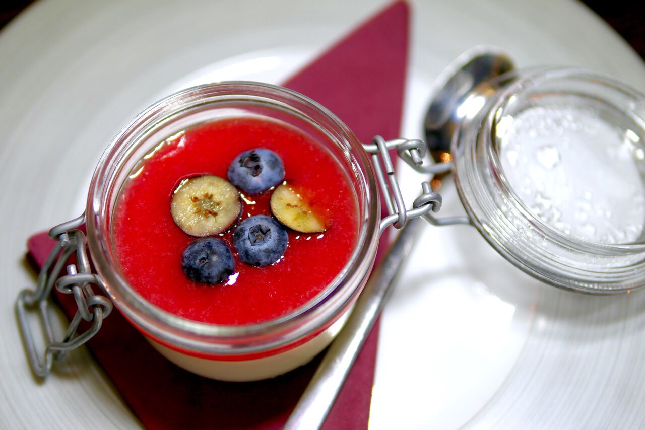 .... Laimi-mündi panna cotta värskete marjadega 3,9€ Väga lihtne panna cotta. Võib-olla oligi pigem hea, et oli korraga vähe maitseid. Maasikad, laim, münt - need kõik sobivad ju imeliselt kokku ja tekitavad suvise vibe’i. Plusspunktid ka sellele, et maasikad olid tõesti värsked! .. Lime-mint panna cotta with fresh berries 3,9€ ....