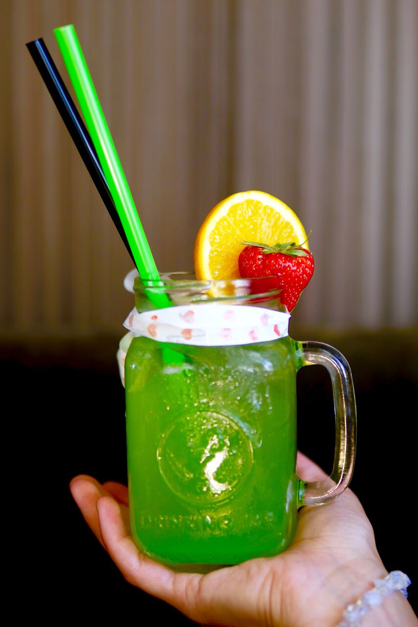 .... Green Apple-Cucumber Green apple puree, cucumber syrup, lemonade See jook meenutas neid kunagisi populaarseid Haribo kummikomme - roheline konn valge kõhuga. Osadele meist see jook väga ei maitsenud, tundus kuidagi liiga magus. Aga üks, kelle jaoks just need samad Haribo konnakommid on igavesti lemmikkommid, tundis joogist väga suurt nostalgilist äratundmisrõõmu. .. This drink reminded us of the green frog gummy candies by Haribo. Some of us were not so fond of the lemonade, because it was too sweet. However, for one of us it was a nostalgic moment, because it was her favorite candy of all time! ....