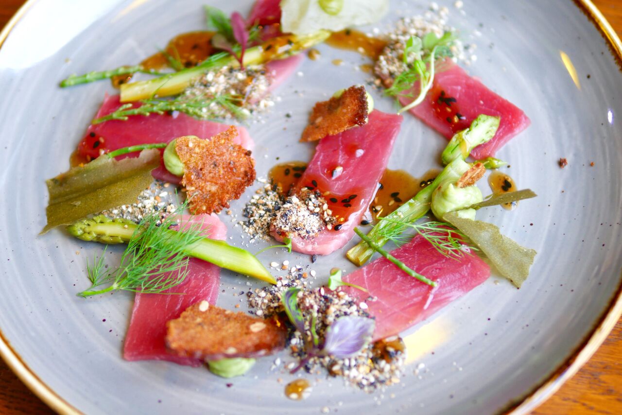 .... Tuunikala carpaccio 8,5€ Tuunikala carpaccio / Seesami tuhk / Marineeritud spargel / Soja Erilise tekstuuriga ning ohtrate peenete lisanditega roog, kus tähelepanu tõmbas huvitav sojakaste ning tahma sarnane seesami puru! Detailidesse laskumine on vist Trühvli eriline oskus. Siiski tundsime natuke puudust mingist siduvast elemendist, oli tunda soolasemaid ja hapukaid maitseid, kuid ehk oleks mingit magusamat elementi juures võinud olla? Kala ise oli maitse poolest nagu värske tuunikala ikka. Küll aga oli ühte huvitavat kogemust võimalik tunda kala süües - selle rabe tekstuur sulas suus sama kiiresti, kui suhkruvatt….tähelepanupüüdja! .. Tuna carpaccio 8,5€ Tuna carpaccio / Sesame ash / Pickled asparagus / Soy sauce It had a particular texture and some fancy sides to it, where our attention was on the sesame ashes. Trühvel has a really nice way of presenting food, it is all about the details! Unfortunately, we missed some binding element, we could taste th salty and the acidic, but maybe there could have been something sweeter aswell? Tuna tasted like tuna tastes, but it had a very nice texture to it, which melted in our mouth - a real show stopper! ....