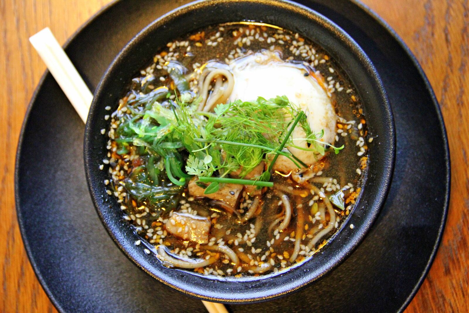 .... Ramen a la Trühvel 7,5€ Pardi konsomee / Kanaliha / Kanamuna 62,8°c / Nuudlid Ootused olid kõrgemad, kui reaalsus. Võib-olla, et kõige vähem sümpatiseerinud roog meie valitutest, sest supi välimus oli sügiseselt masendav, sisu ja leeme maitse üksluine ja eripäratu ning järsku sööstis kuskilt tagant sisse tuim piprane maitse. Tuim sellepärast, et see oli peaaegu ainuke maitse, mida supis tunda võis. Ramenis sooviks tunda hoopis rohkem vürtse. Tegemist on küll Trühvlipärase Rameniga, kuid oleksime siiski oodanud lisaks piprasele maitsele näiteks ka veidi küüslauku ja ingverit. Plusspunktid tulevad aga sisu rohkuse poolest, sest iga “pulgahaardega” jäi midagi “konksu” otsa. .. Ramen a la Trühvel 7,5€ Duck consommé / Chicken / Hen egg 62.8 ° C / Noodles We had higher expectations for this Ramen, it was quite bland to be honest. It had a very peppery taste to it, but that was pretty much all that we tasted. We would have liked some more spices. The good thing was that there was plenty to eat in the soup, not only the broth. ....